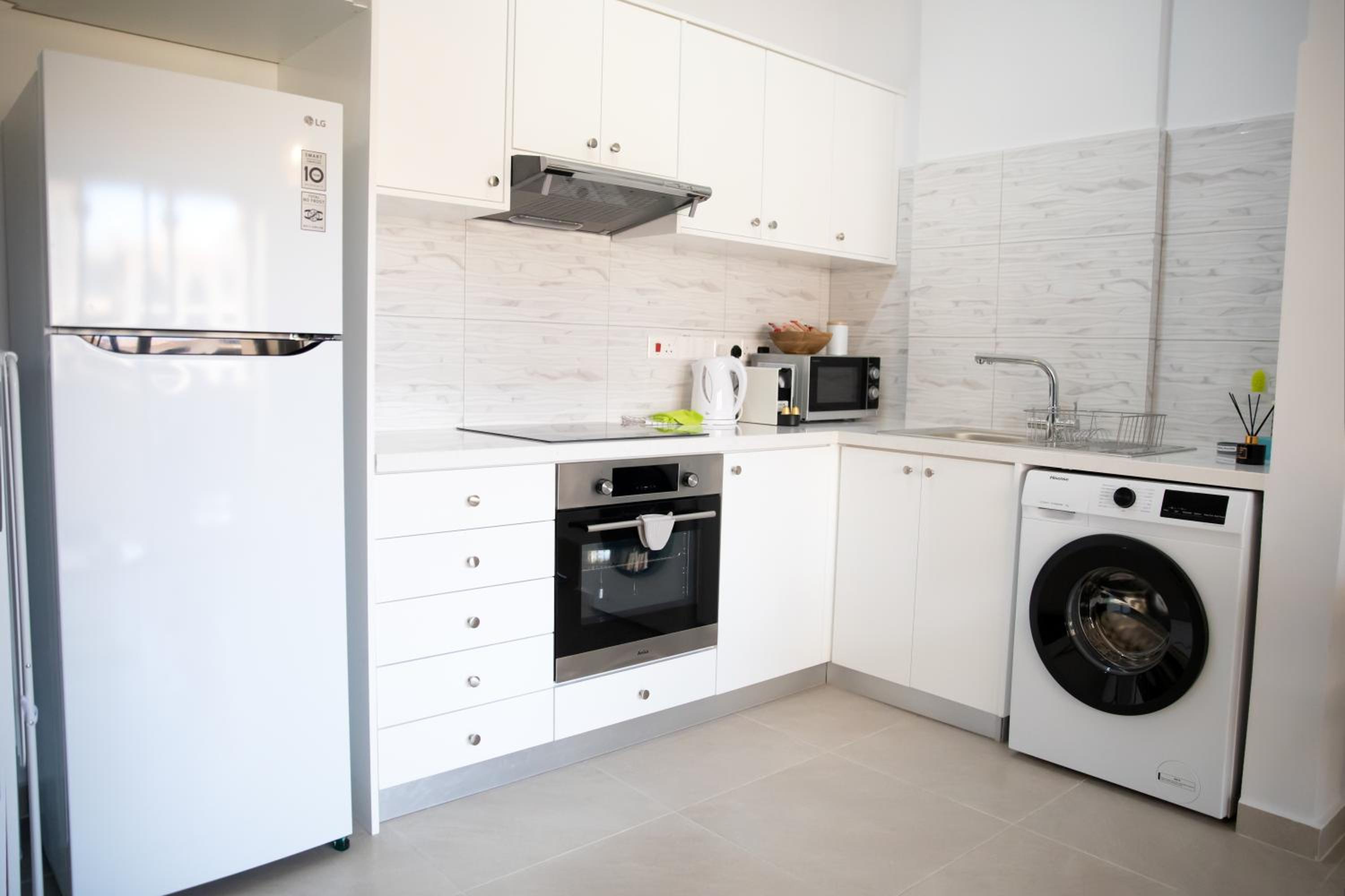 Seaside Modern Flat with Pool Queens Gardens 211