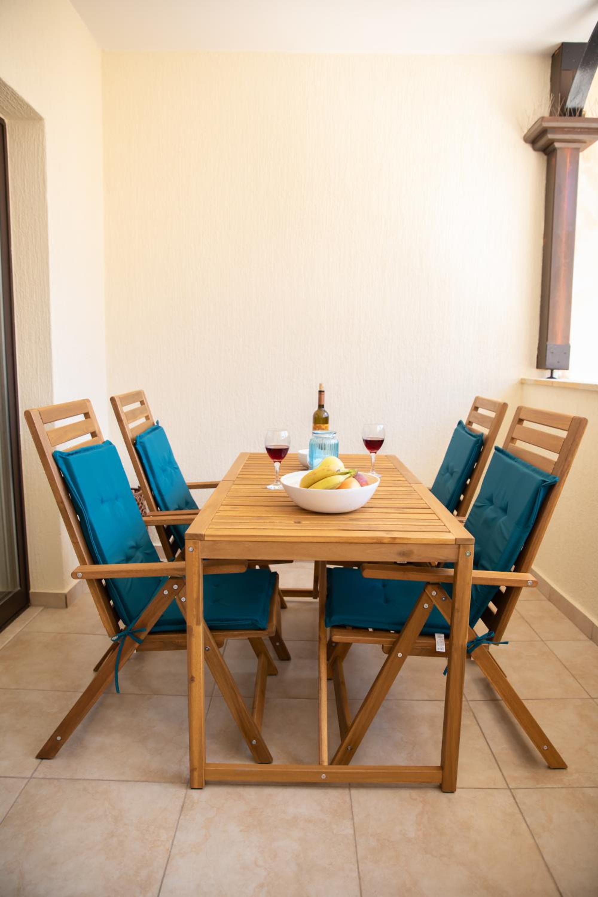 Seaside Modern Flat with Pool Queens Gardens 211