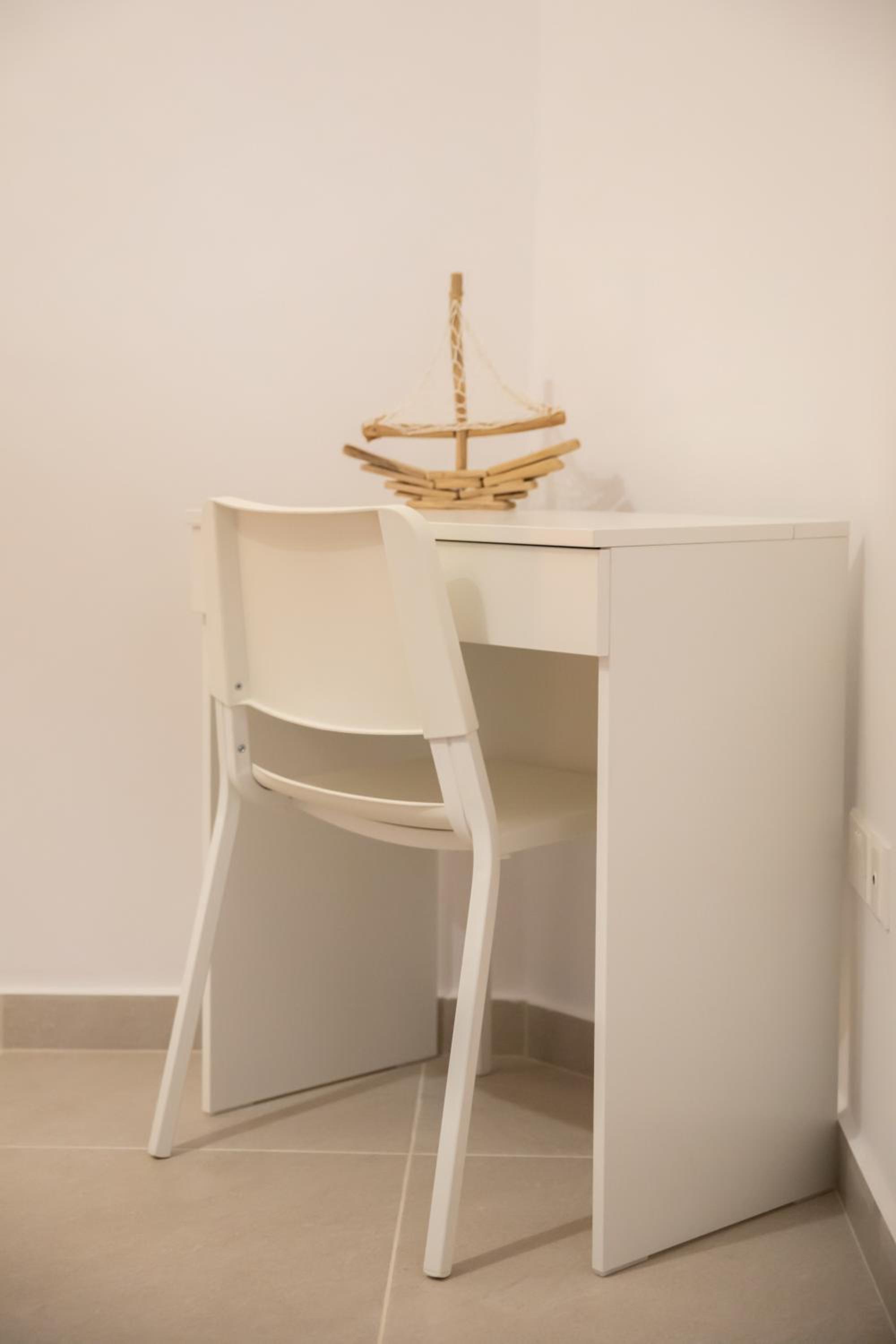 Seaside Modern Flat with Pool Queens Gardens 211
