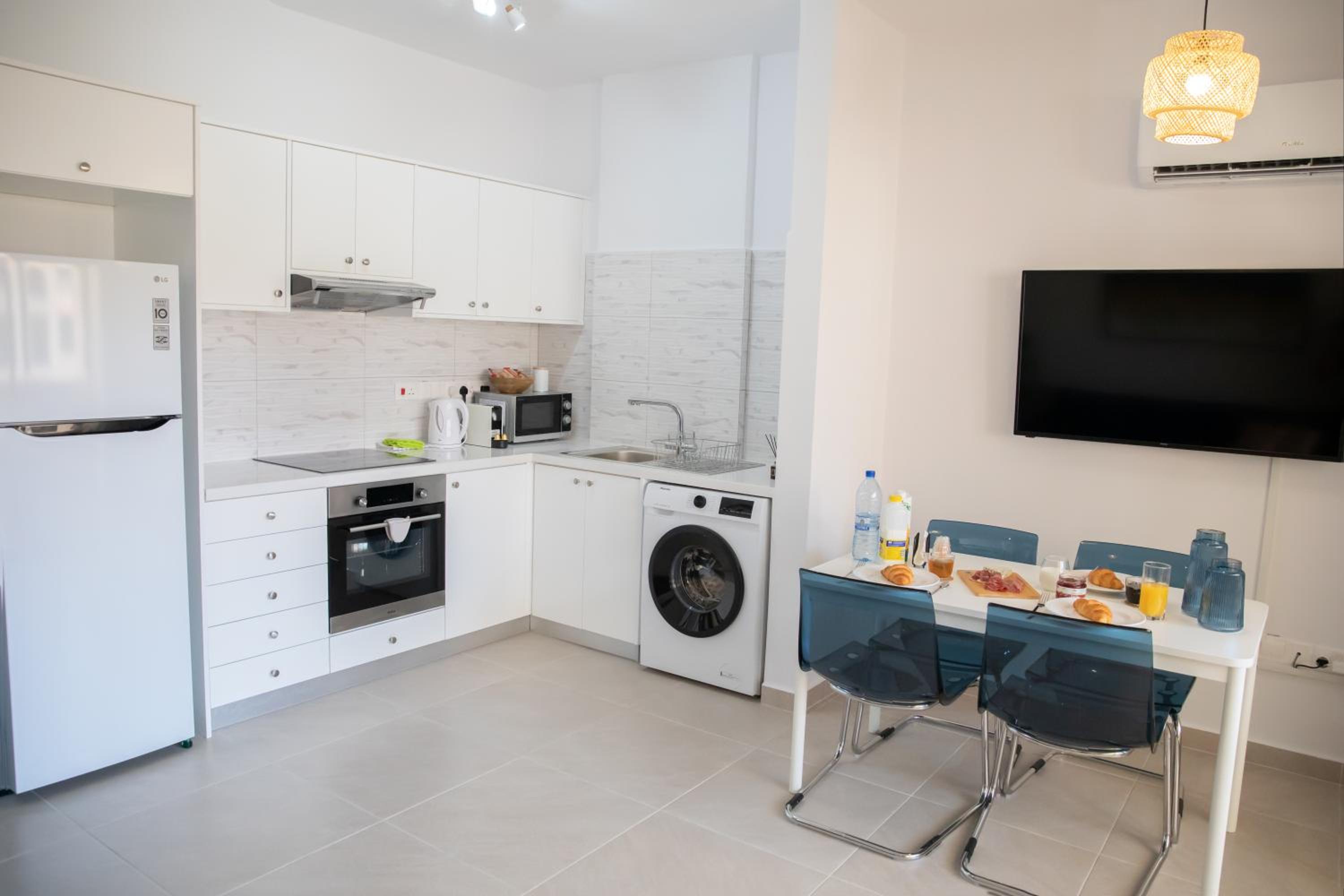 Seaside Modern Flat with Pool Queens Gardens 211