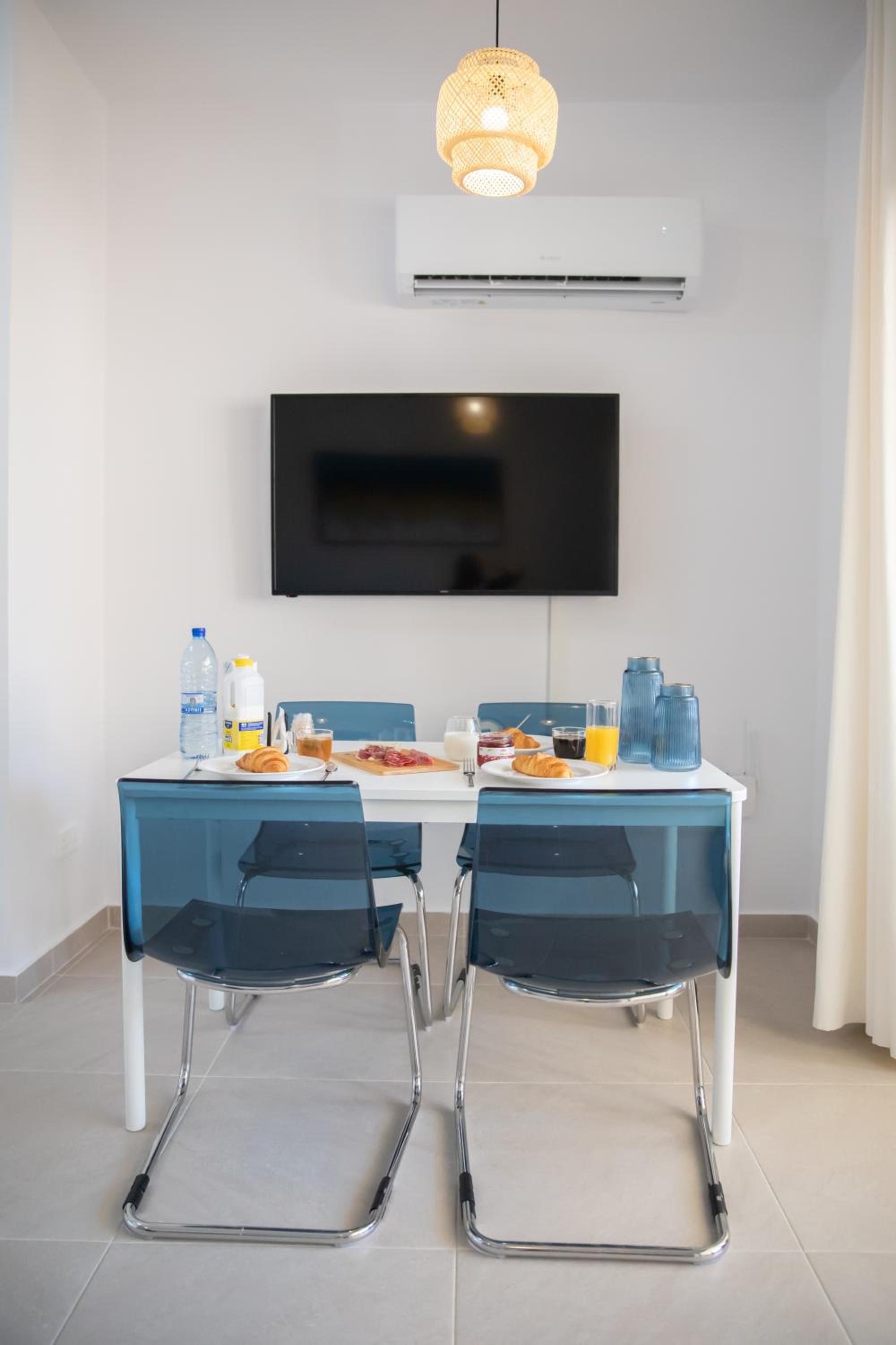 Seaside Modern Flat with Pool Queens Gardens 211