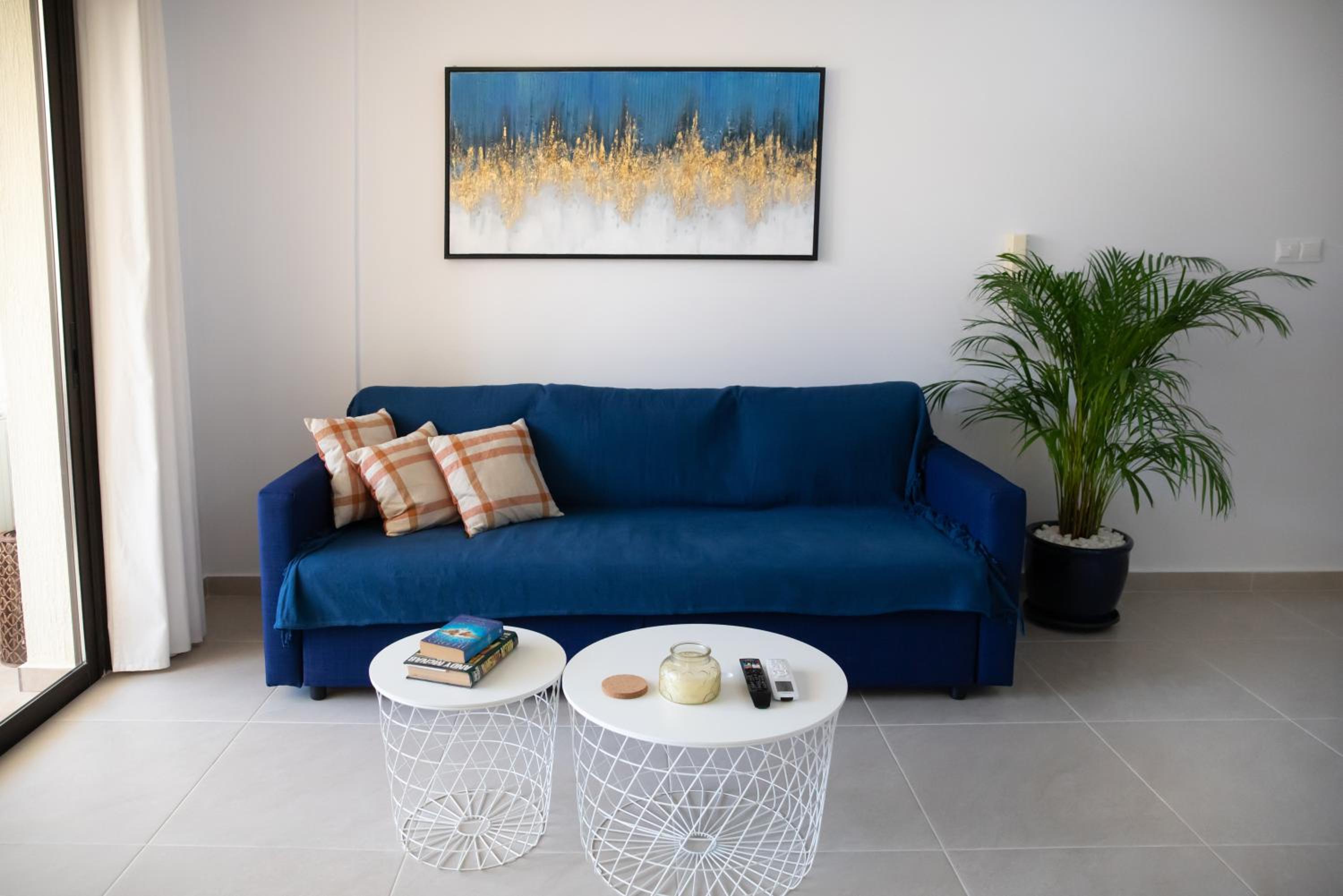 Seaside Modern Flat with Pool Queens Gardens 211