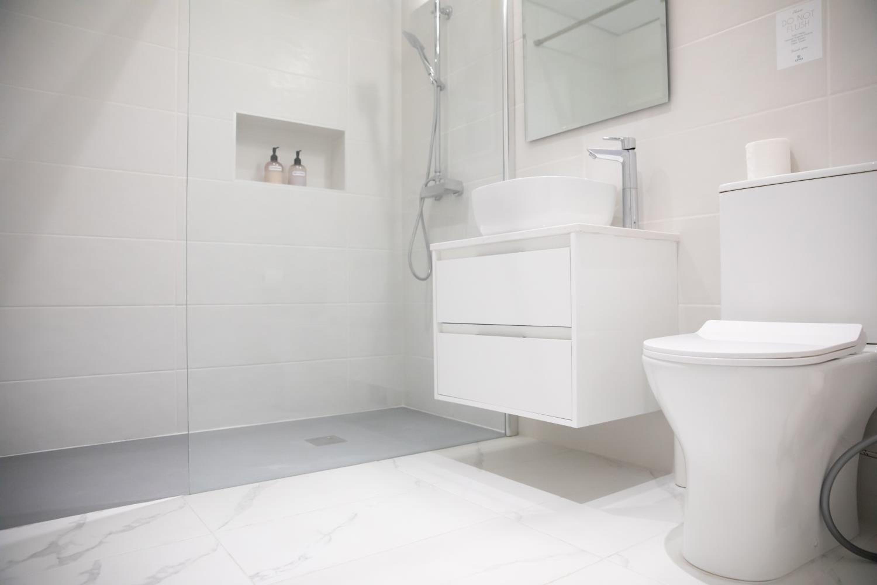 Seaside Modern Flat with Pool Queens Gardens 211