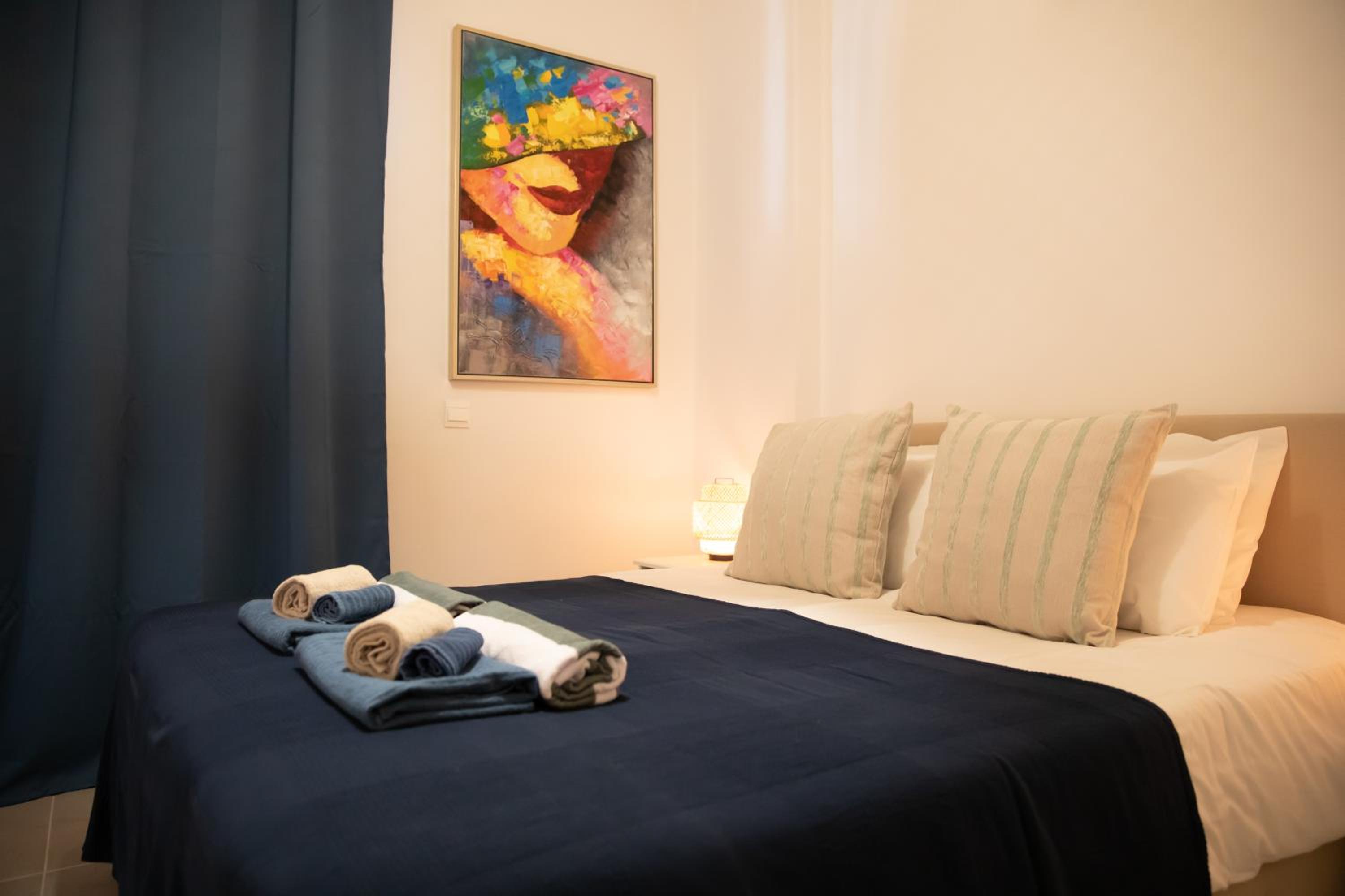 Seaside Modern Flat with Pool Queens Gardens 211