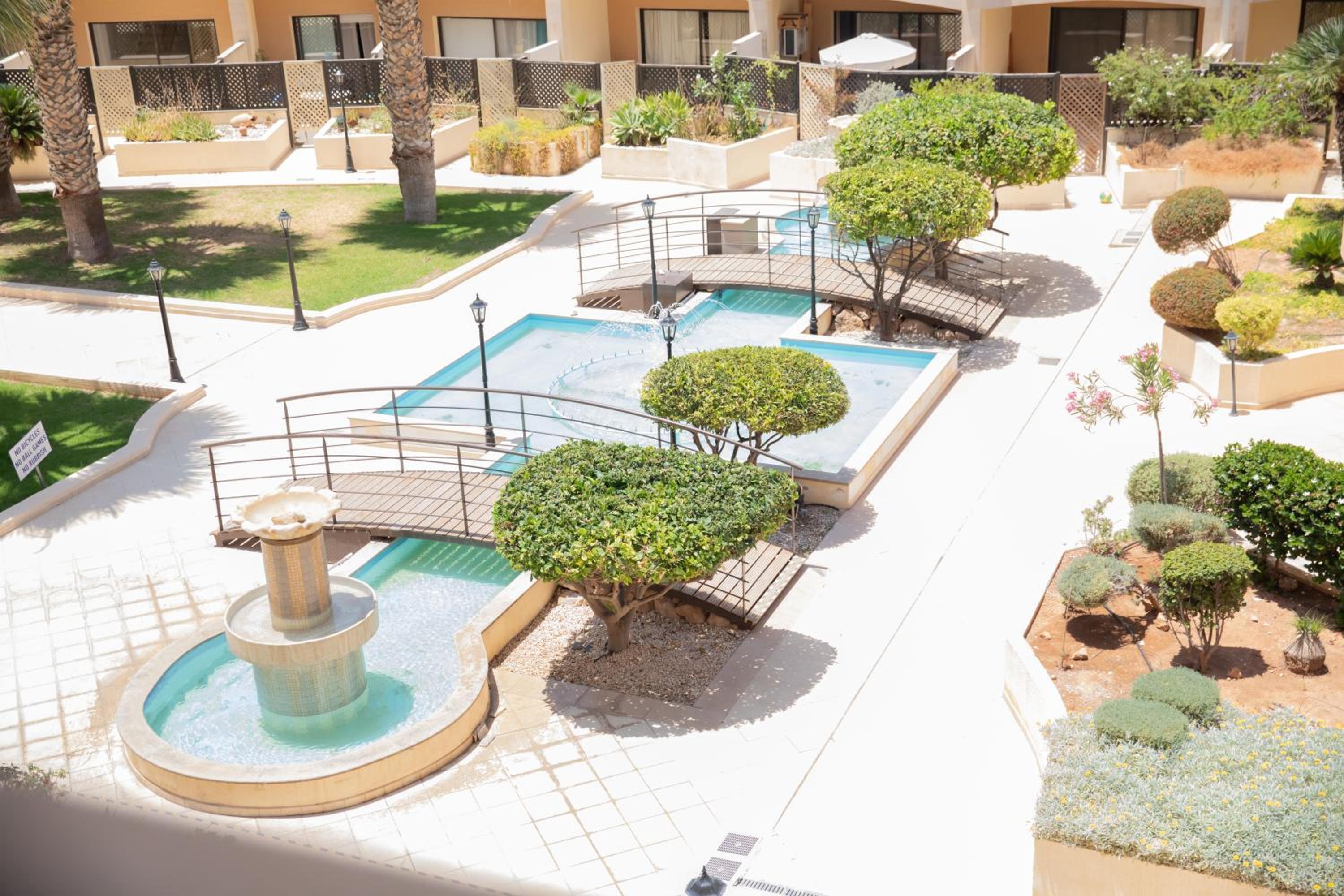 Seaside Modern Flat with Pool Queens Gardens 211