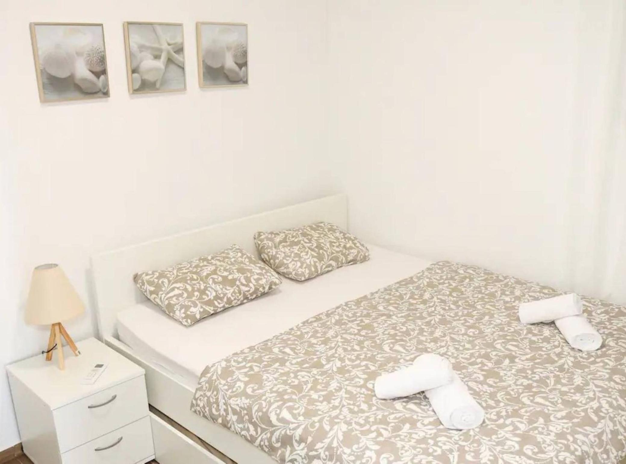 Stylish Okrug Gornji Apartment with Terrace and Patio view 5