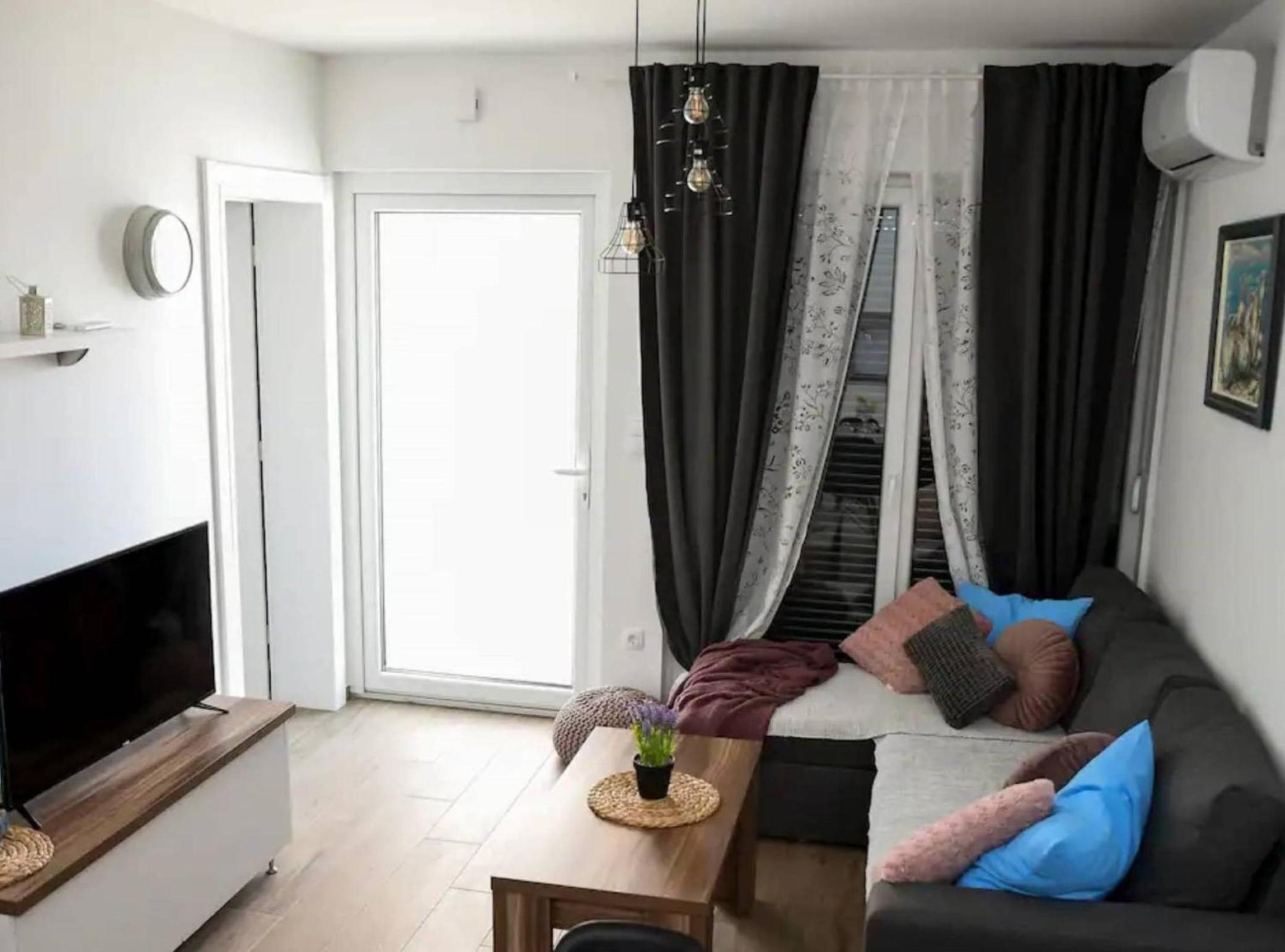 Stylish Okrug Gornji Apartment with Terrace and Patio view 4