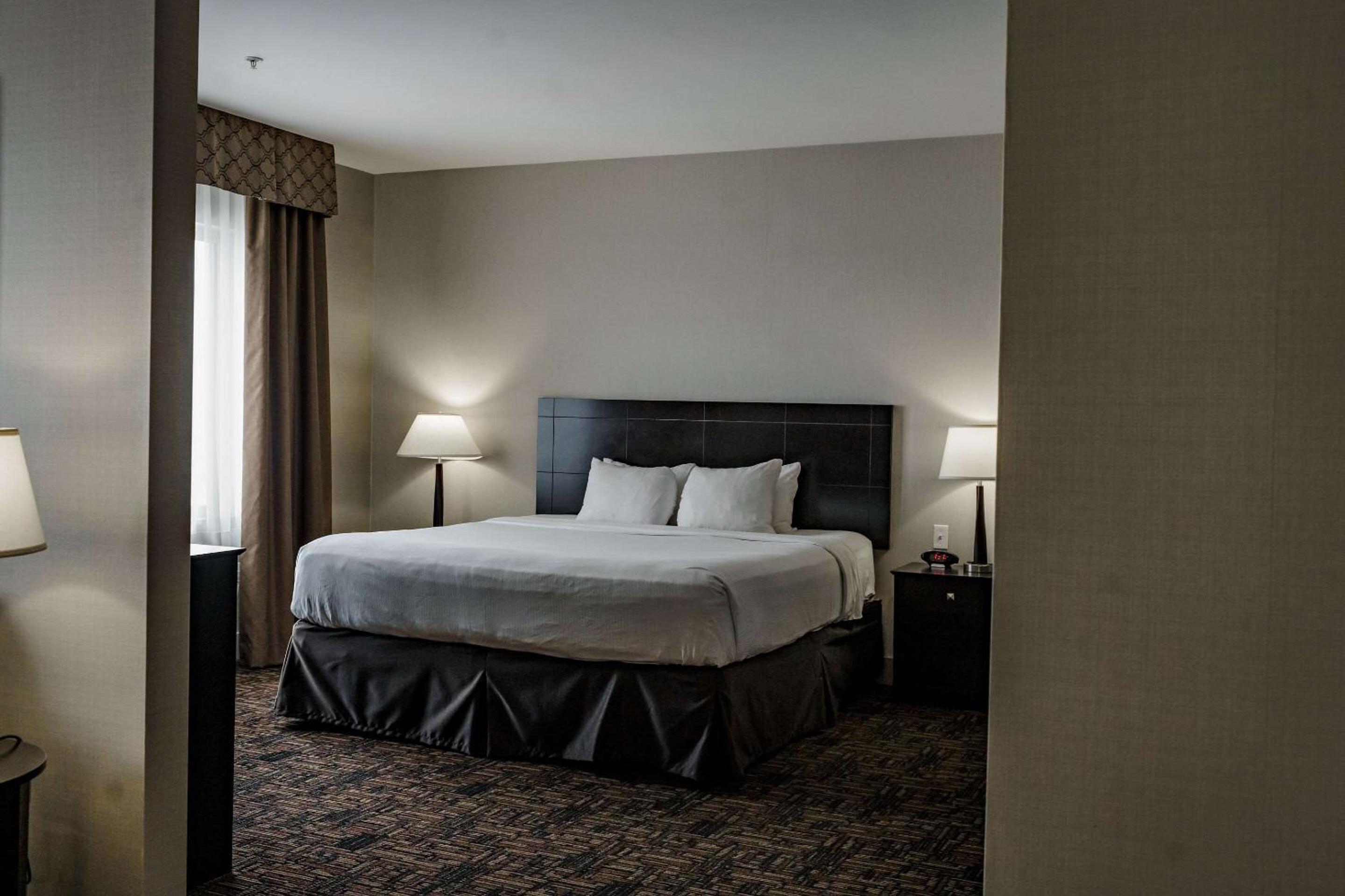 Leduc Vacations - Radisson Hotel Edmonton Airport - Property Image 4