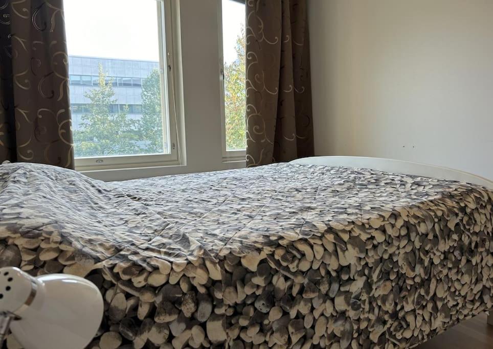 Tilava kolmio aseman vieressä kaksi makuuhuonetta