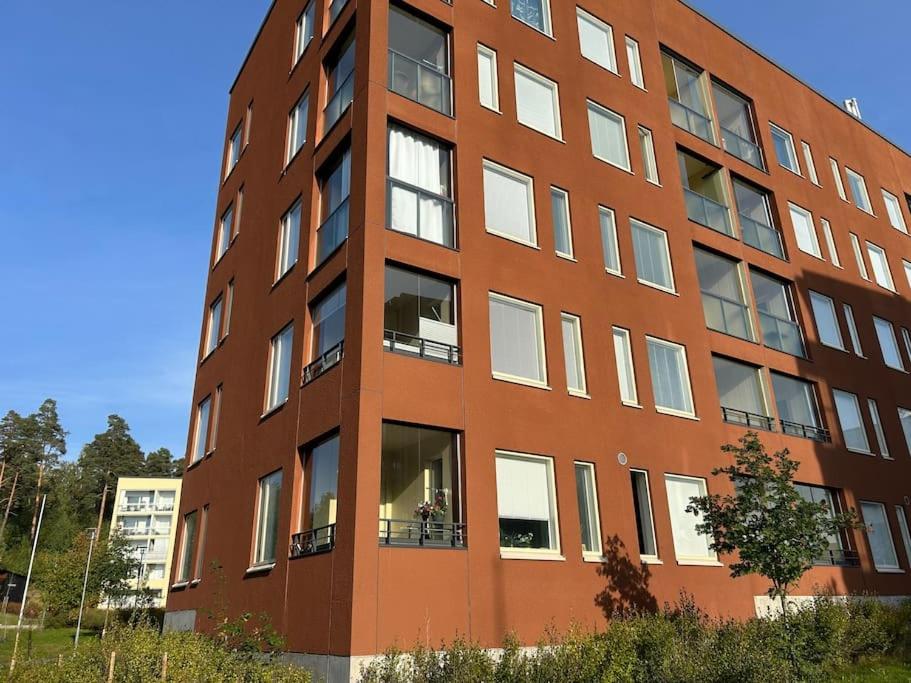 Tilava kolmio aseman vieressä kaksi makuuhuonetta