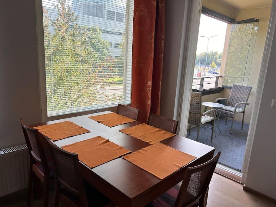 Tilava kolmio aseman vieressä kaksi makuuhuonetta