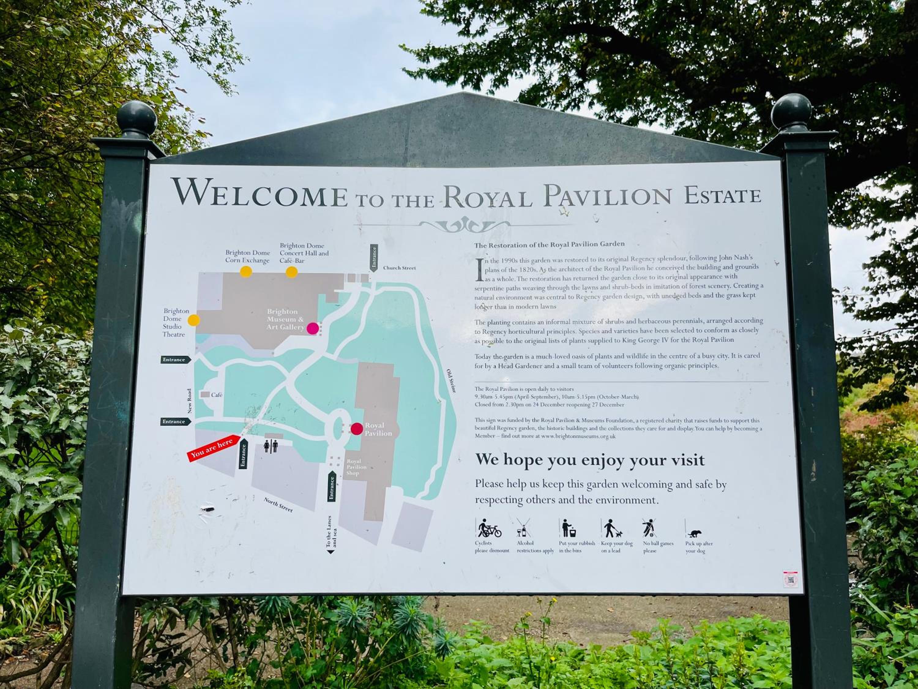 Royal Pavilion Garden Apartment with Parking