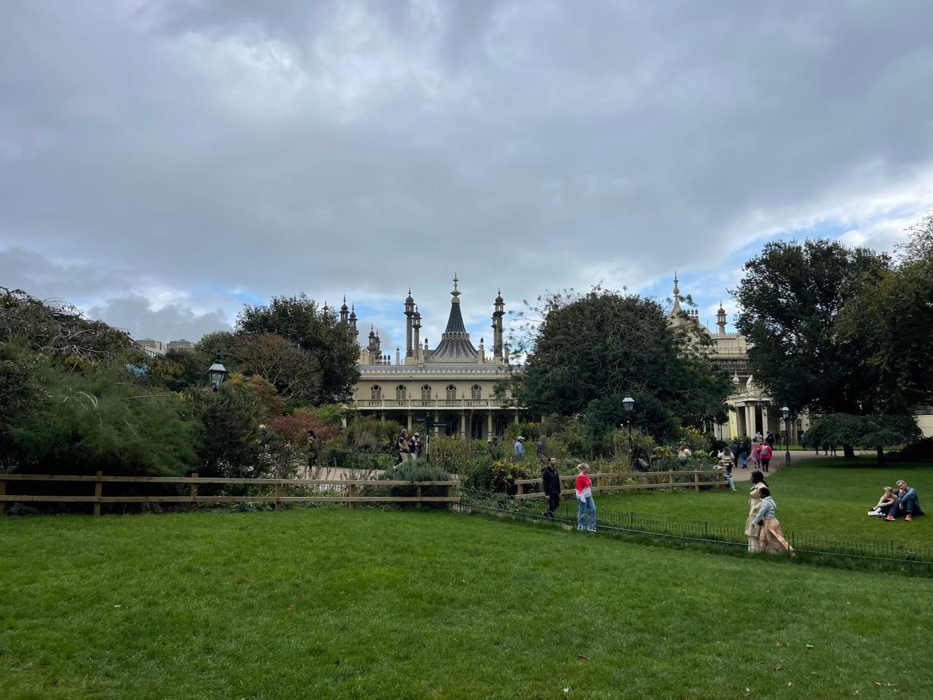 Royal Pavilion Garden Apartment with Parking