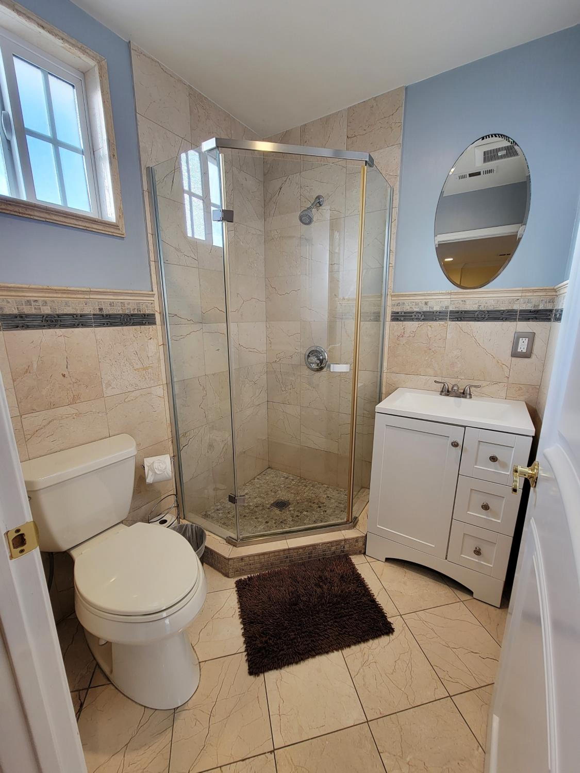 3 bedroom apartment near MrC with patio area 5 minutes to Rodeo Drive