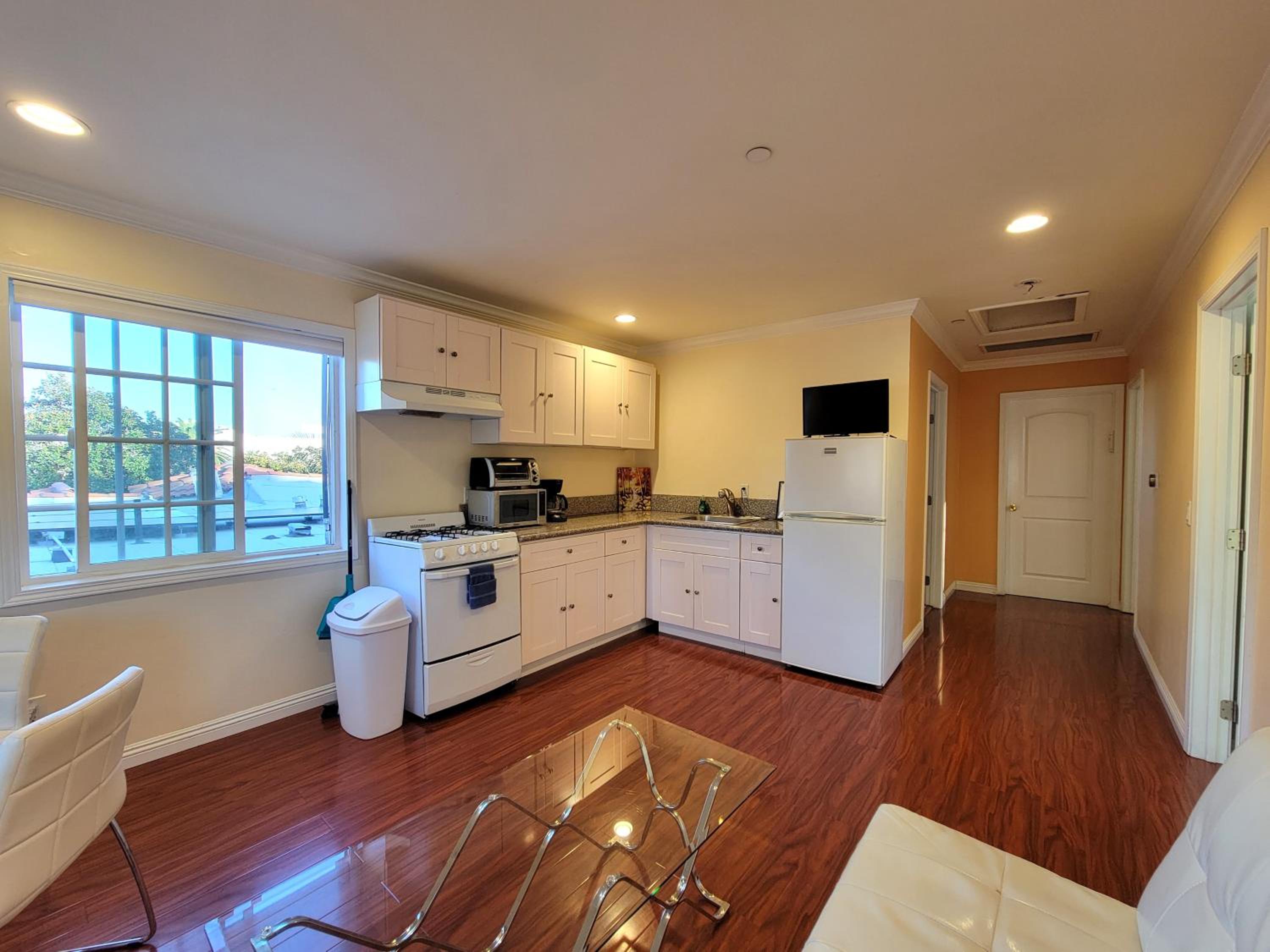 3 bedroom apartment near MrC with patio area 5 minutes to Rodeo Drive