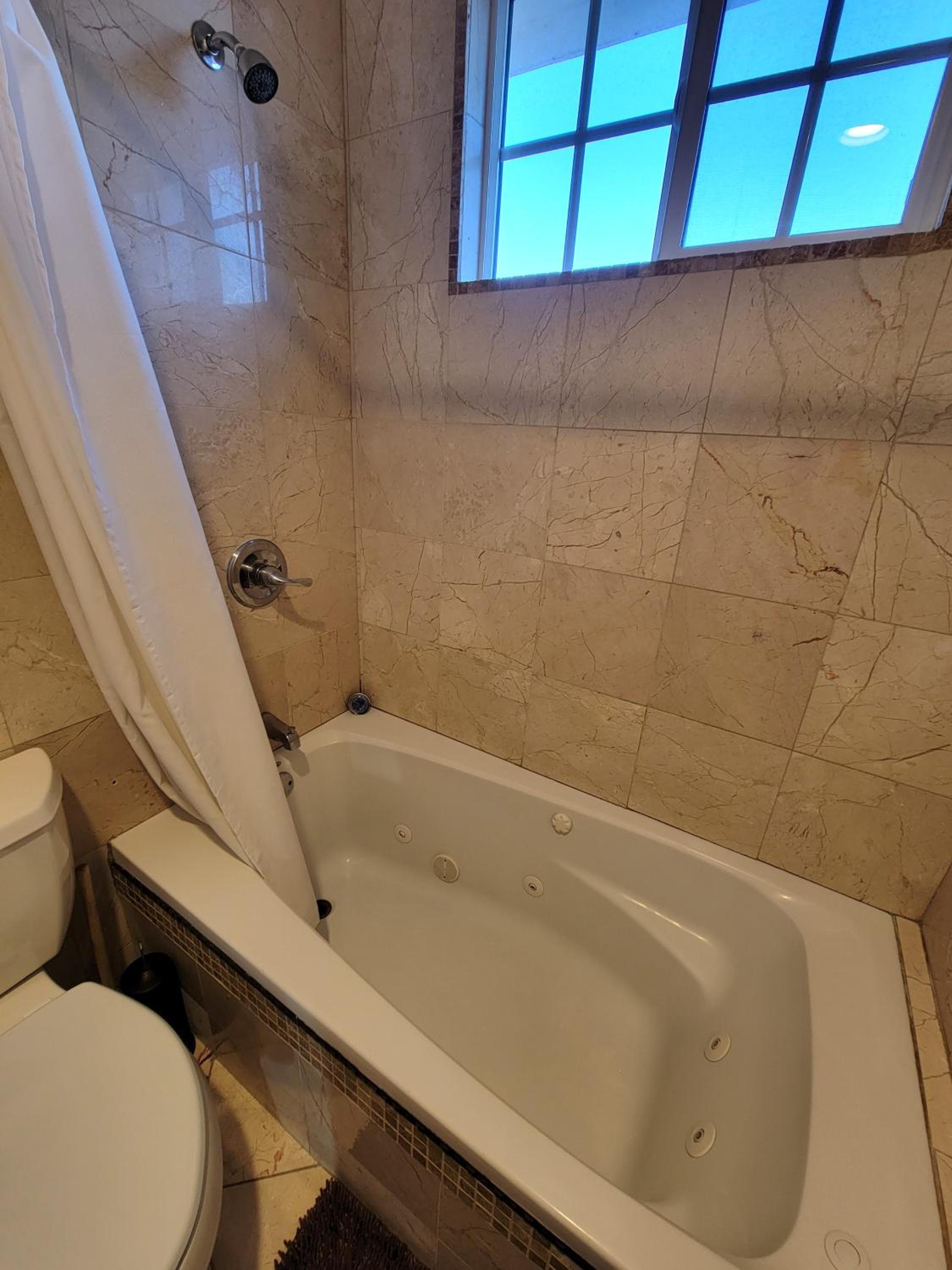 3 bedroom apartment near MrC with patio area 5 minutes to Rodeo Drive