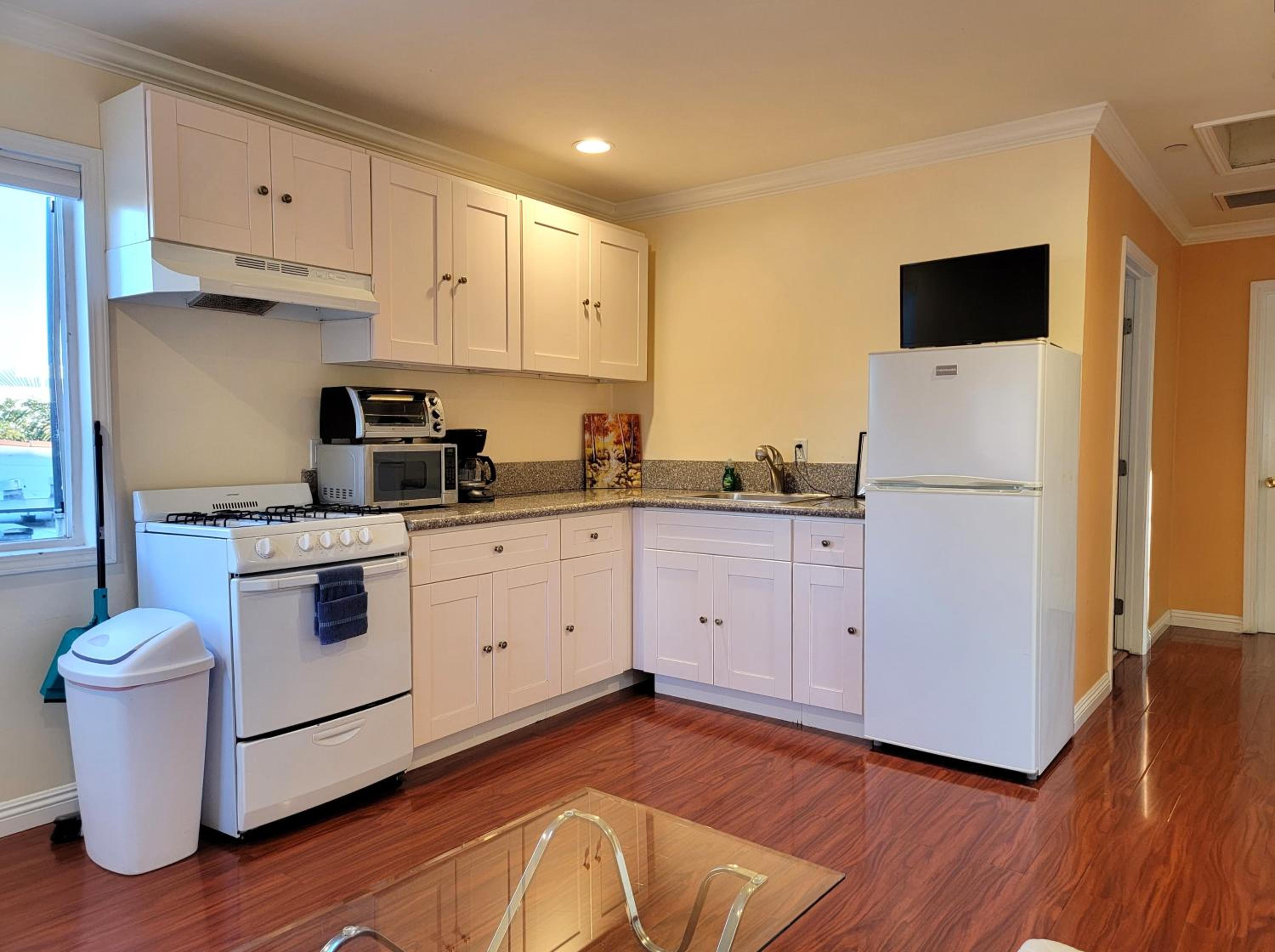 3 bedroom apartment near MrC with patio area 5 minutes to Rodeo Drive
