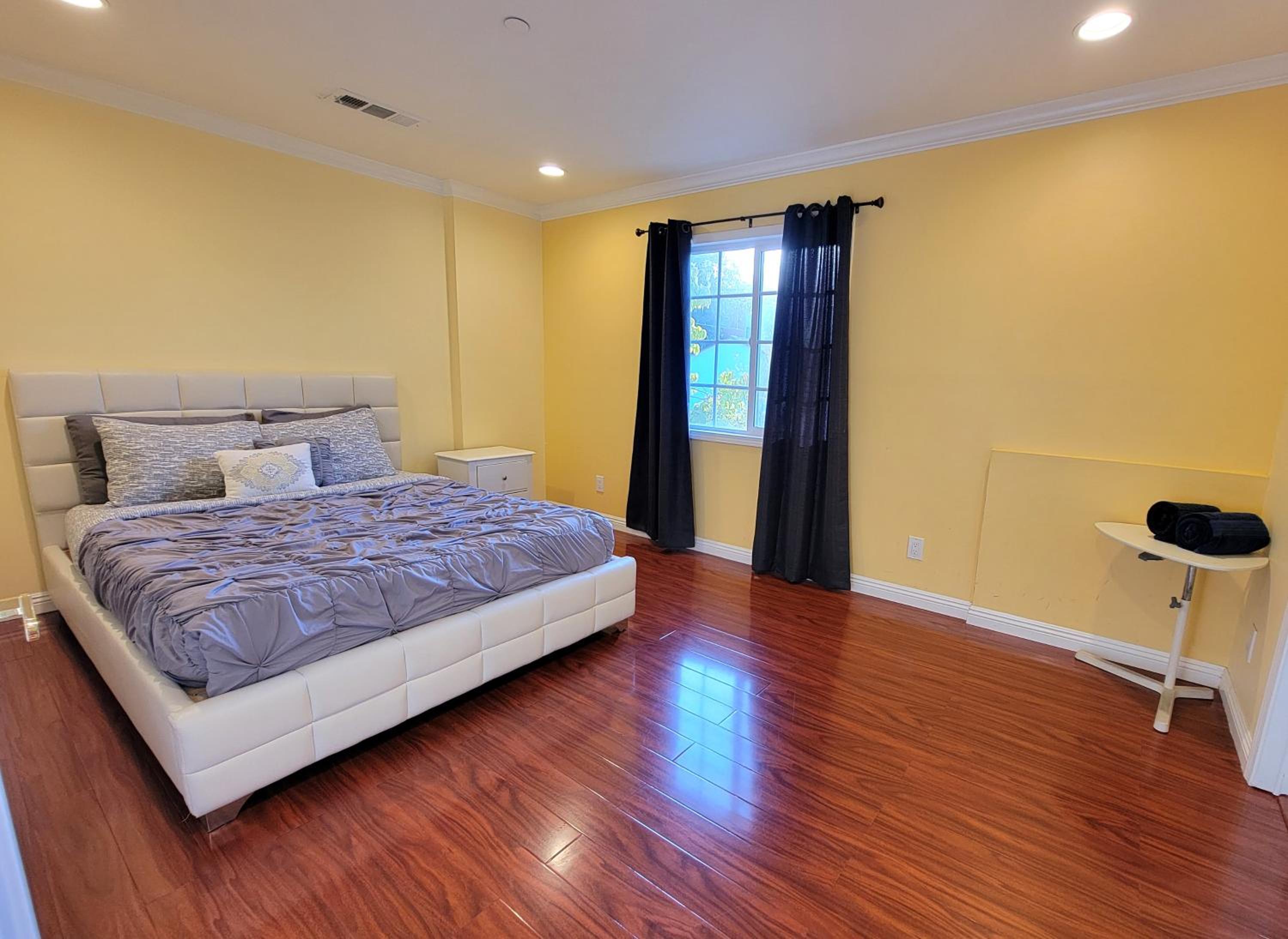 3 bedroom apartment near MrC with patio area 5 minutes to Rodeo Drive