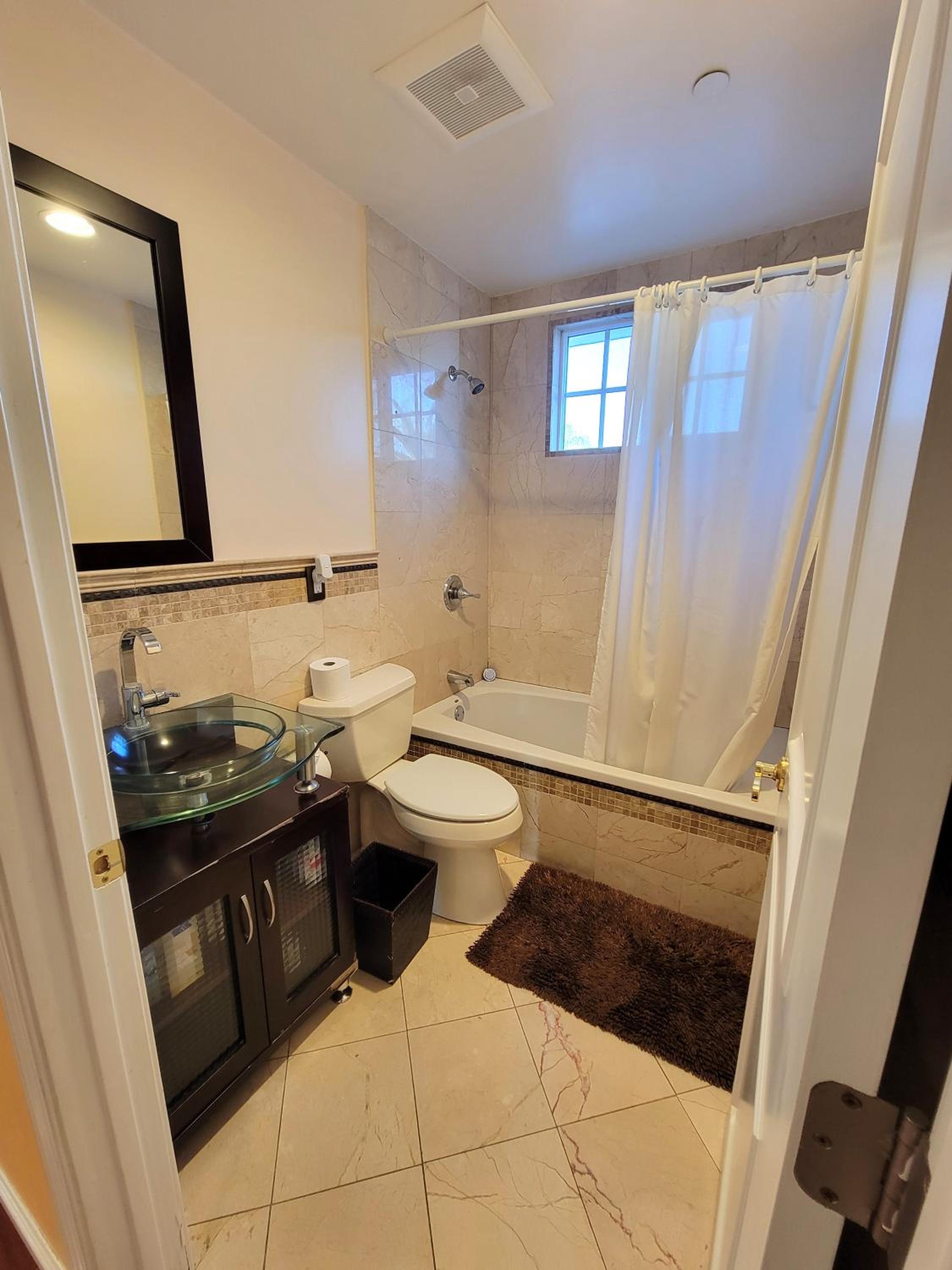 3 bedroom apartment near MrC with patio area 5 minutes to Rodeo Drive