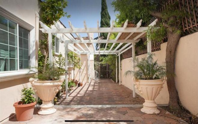 3 bedroom apartment near MrC with patio area 5 minutes to Rodeo Drive