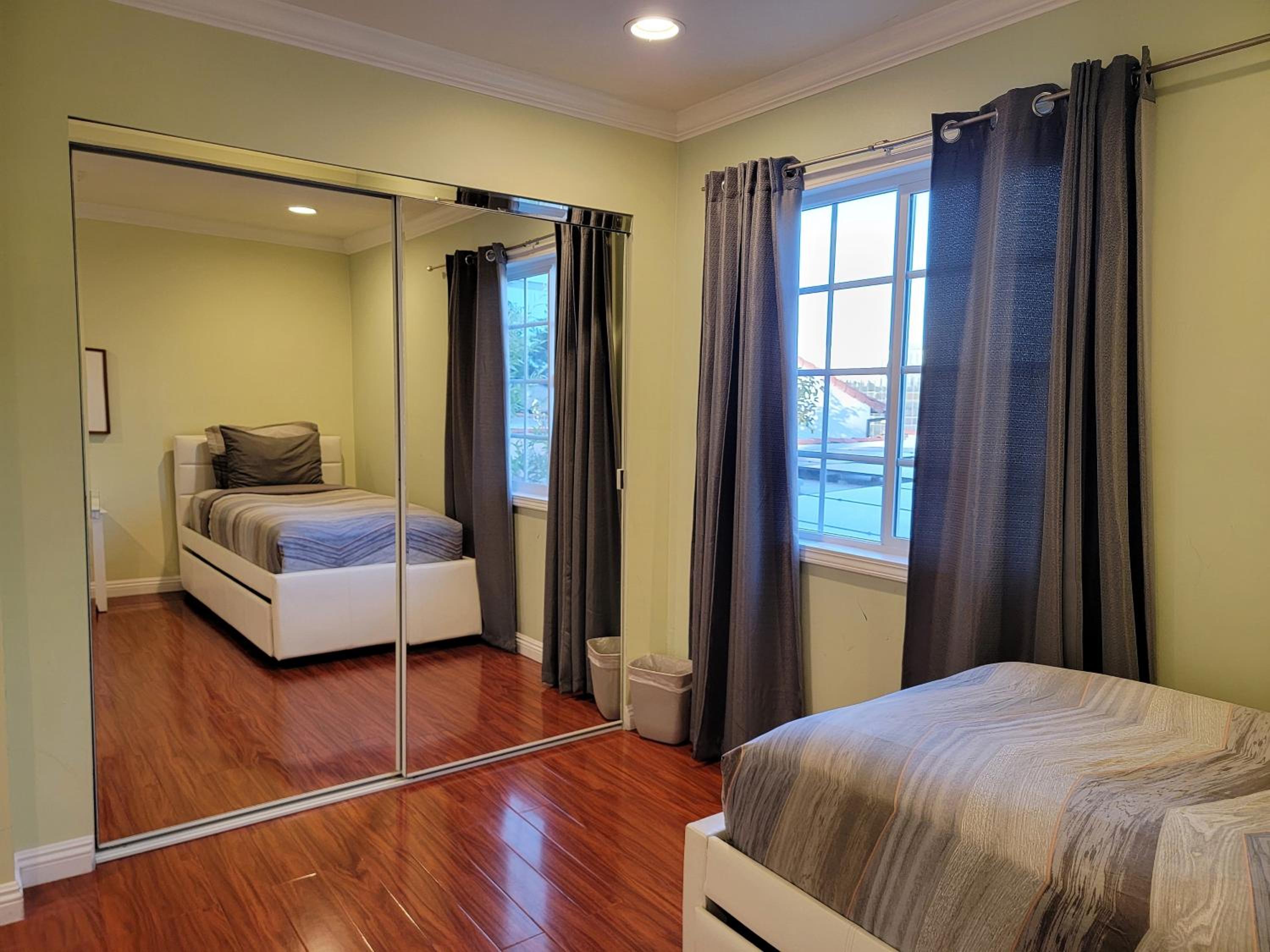 3 bedroom apartment near MrC with patio area 5 minutes to Rodeo Drive