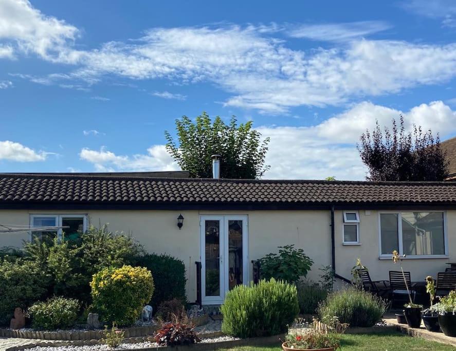 One Bedroom Bungalow No1 - Secure Gated Parking view 2