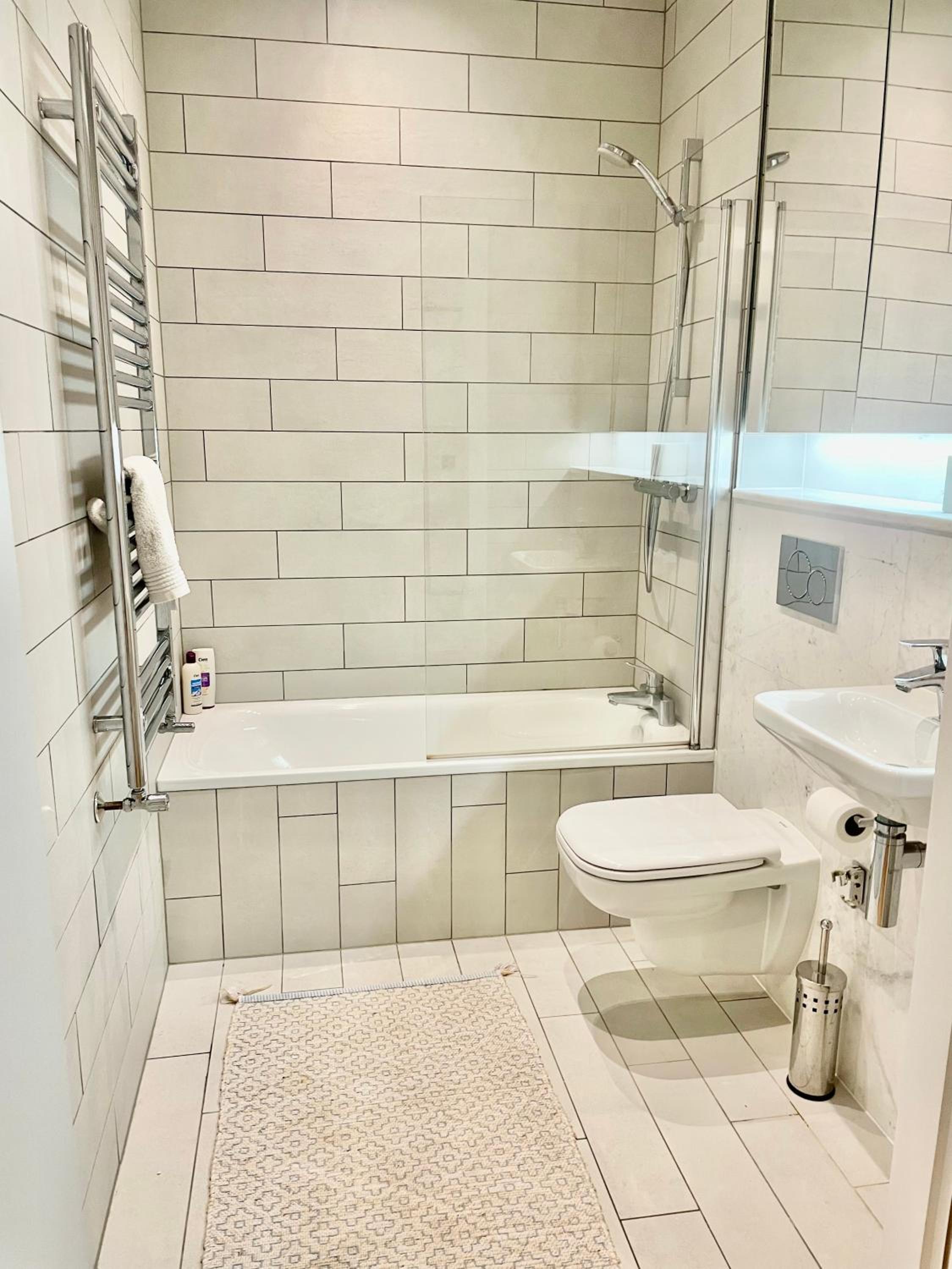 Mordern luxurious 2 Bed 2 bath apartment in City Center