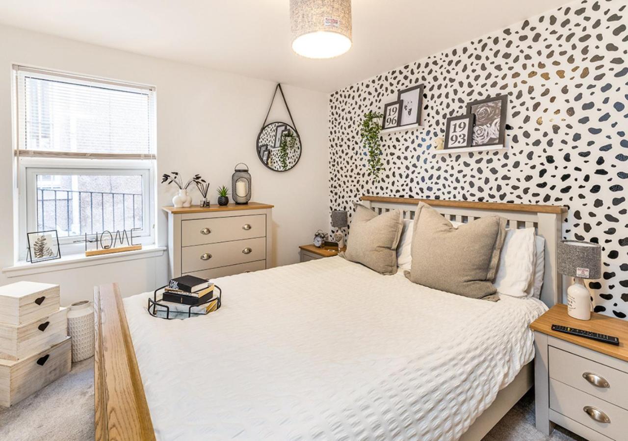 Modern 2 bedroom Flat in Montrose view 2