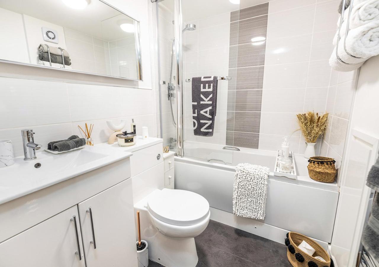 Modern 2 bedroom Flat in Montrose view 4
