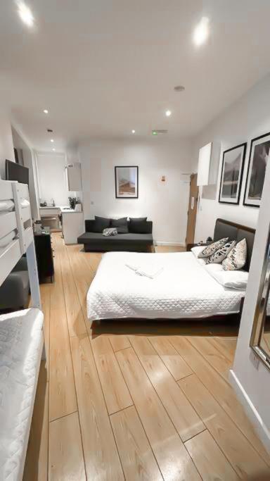 Sleep 6 Piccadilly Grand in London VR5