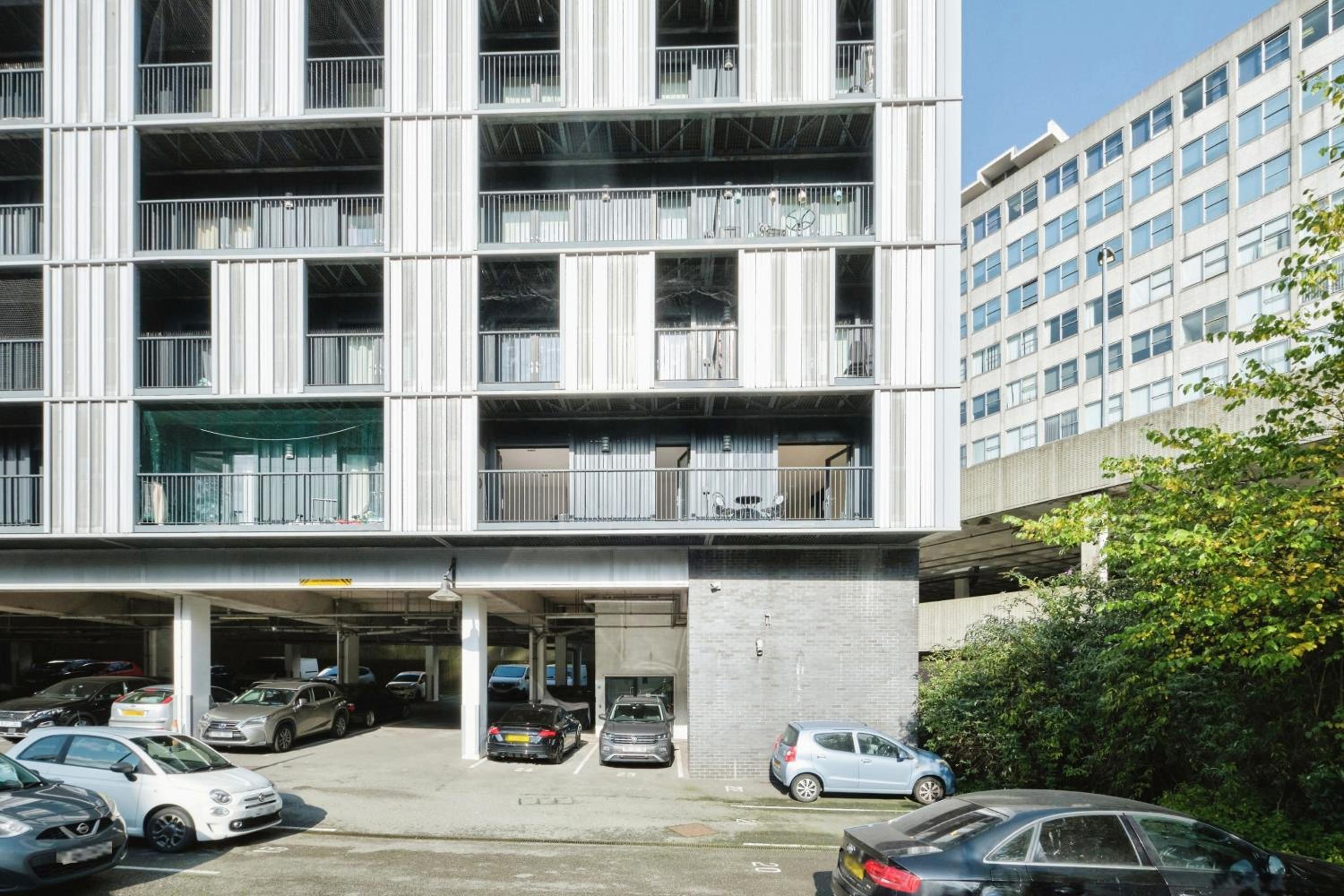 Central 2 Bed Flat with Big Balcony view 2