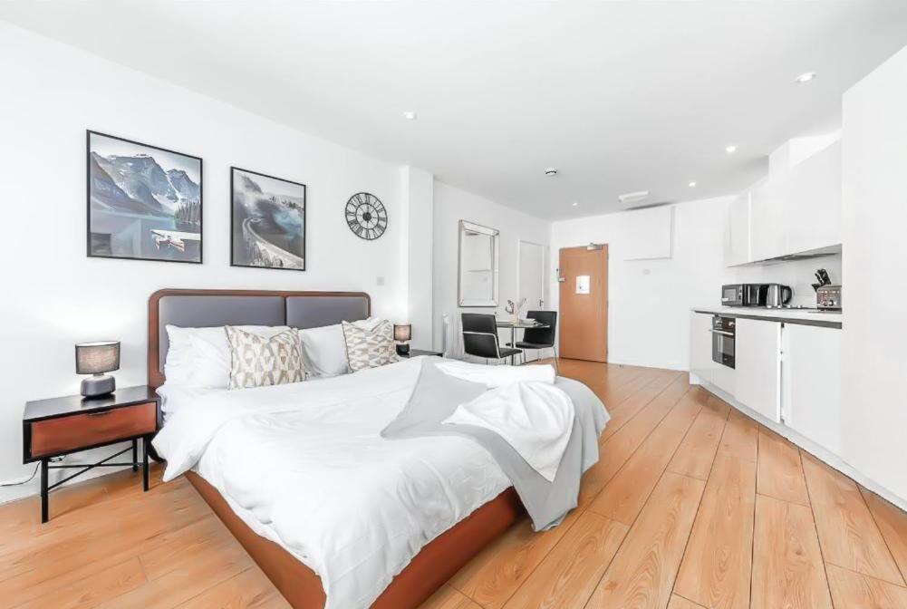 Stylish Studio in Piccadilly Central London VR2