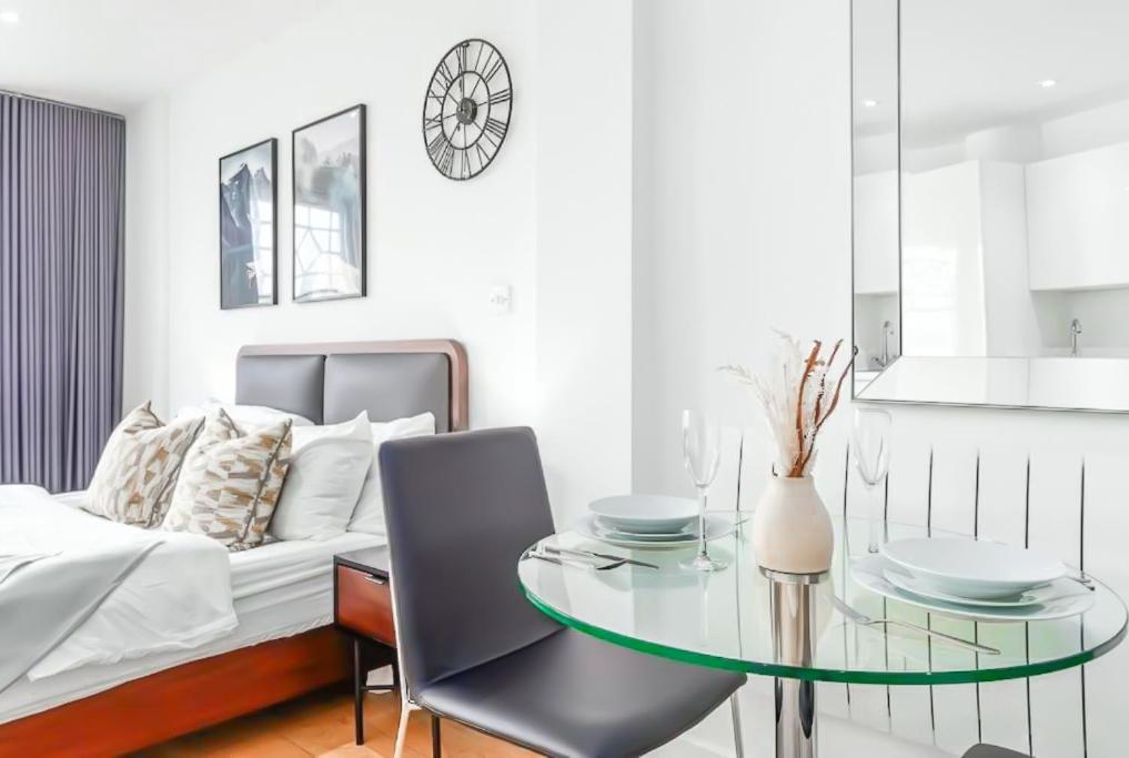 Stylish Studio in Piccadilly Central London VR2