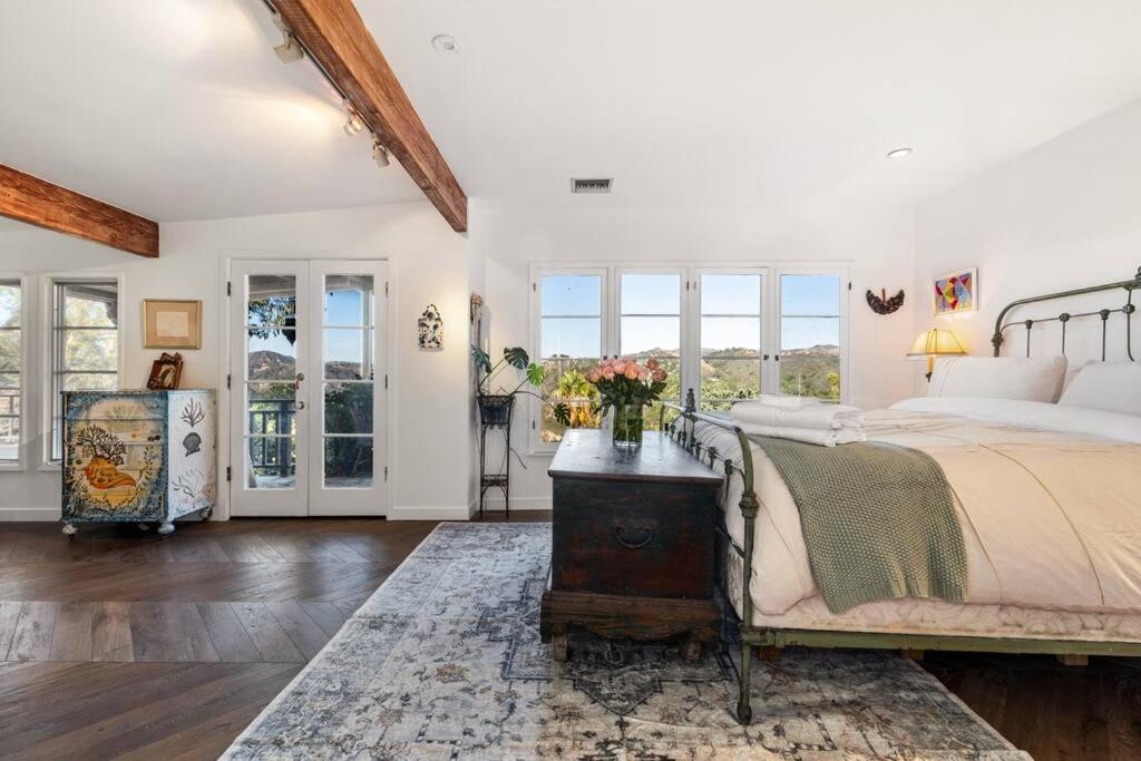 Spacious 3BR 2BA House in Topanga with Nature Views and Modern Amenities view 5