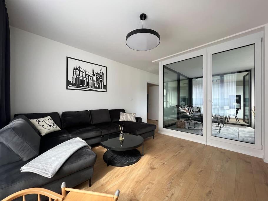 3BR Stadium Getaway - Parking view 4