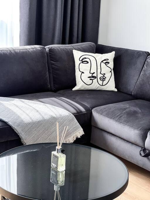 3BR Stadium Getaway - Parking view 5