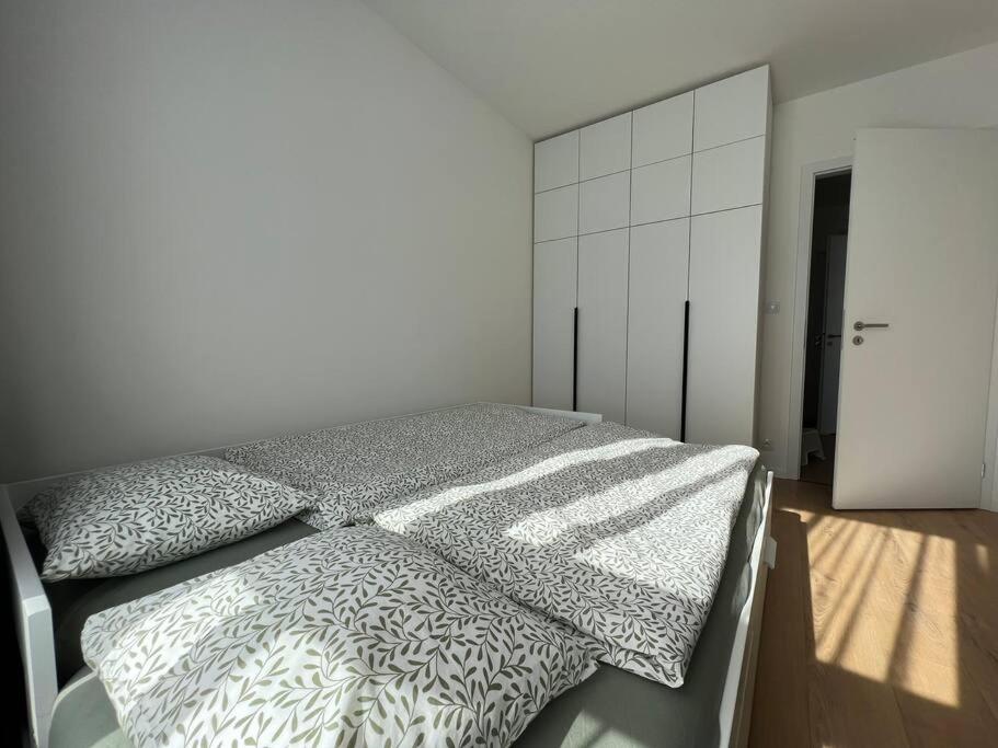 3BR Stadium Getaway - Parking view 3