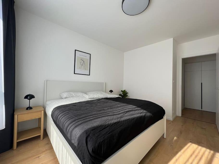 3BR Stadium Getaway - Parking view 2