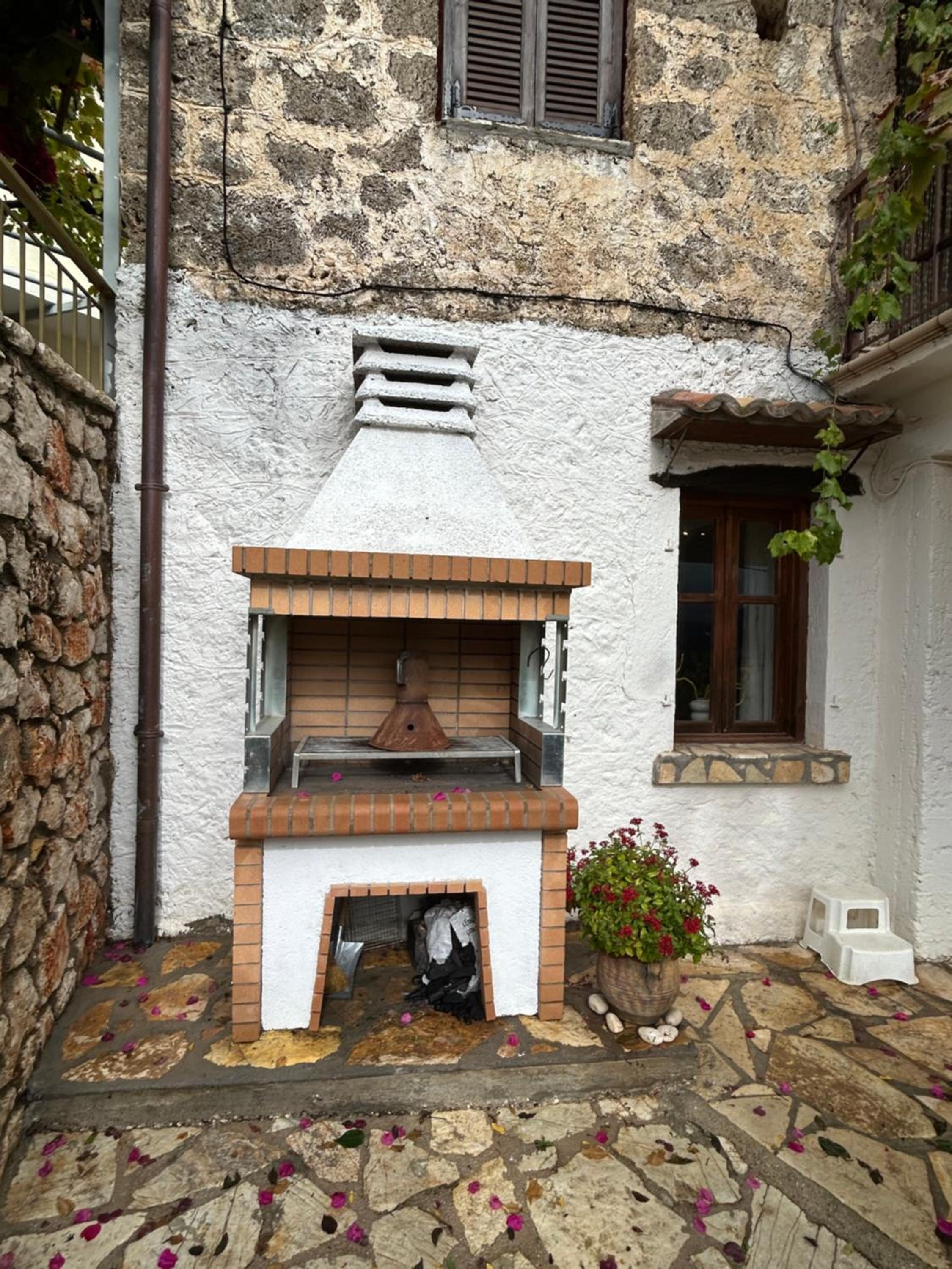 Hoolit House