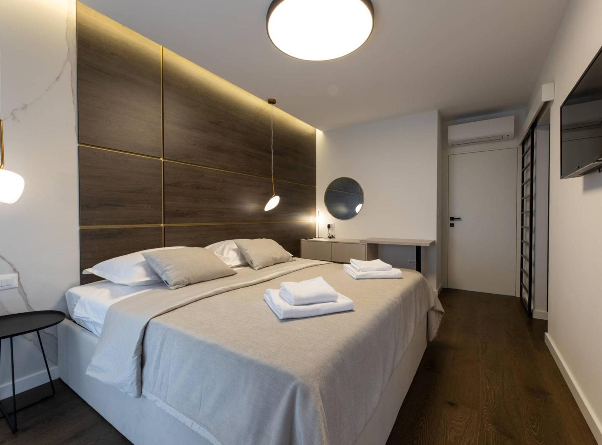 Moonlit Mirage Villa with Pool, Gym and Sauna