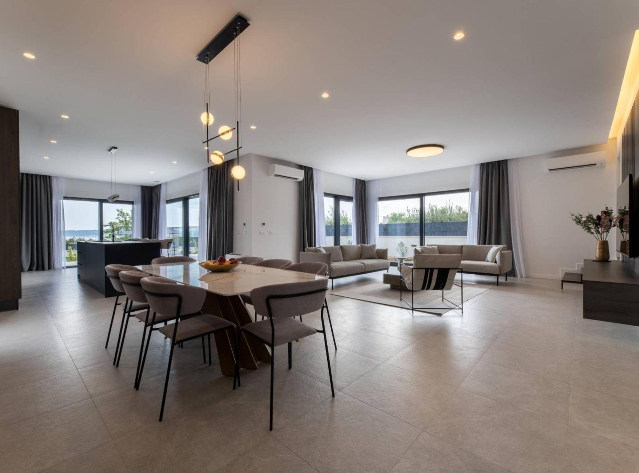 Moonlit Mirage Villa with Pool, Gym and Sauna