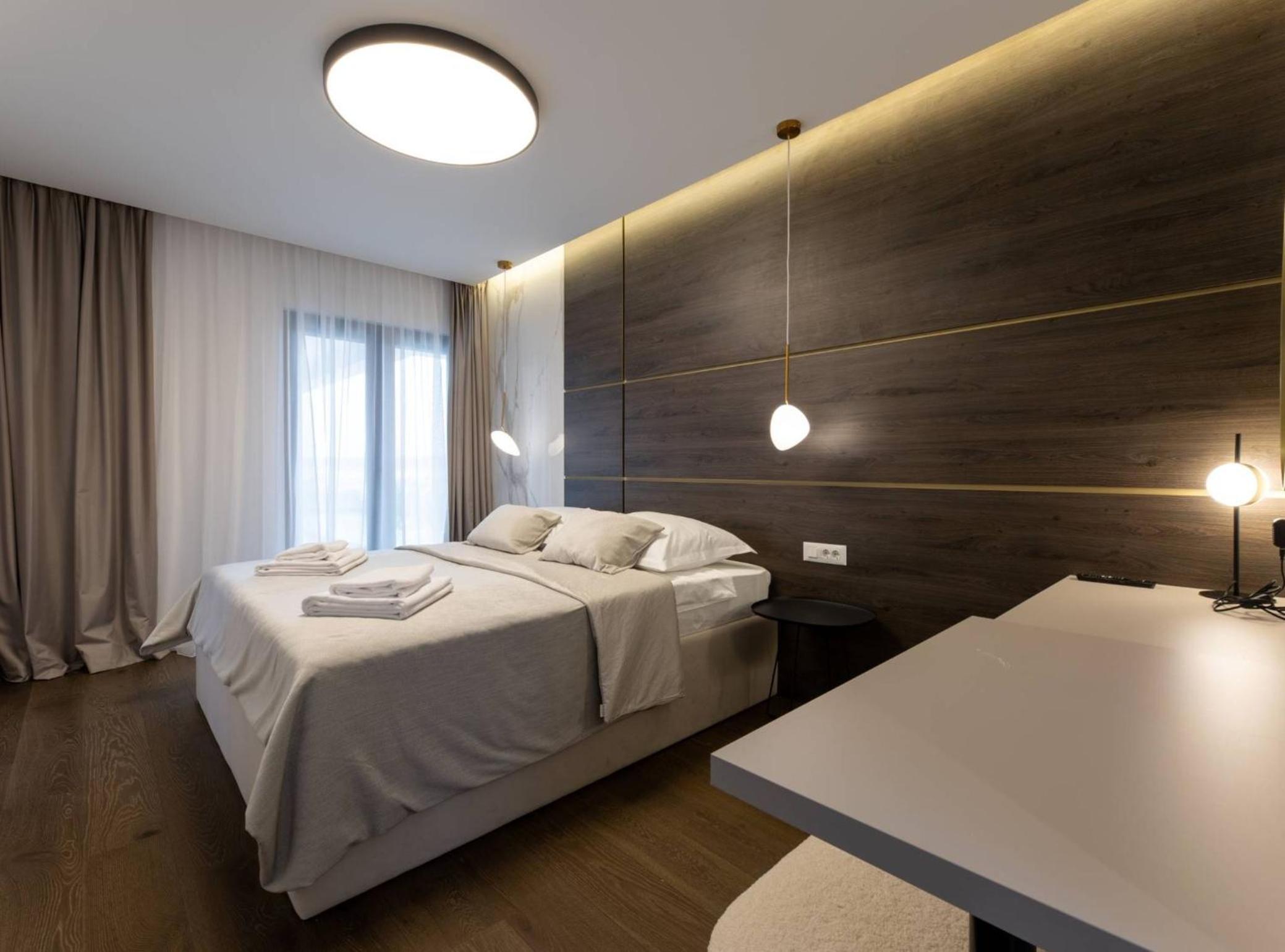 Moonlit Mirage Villa with Pool, Gym and Sauna