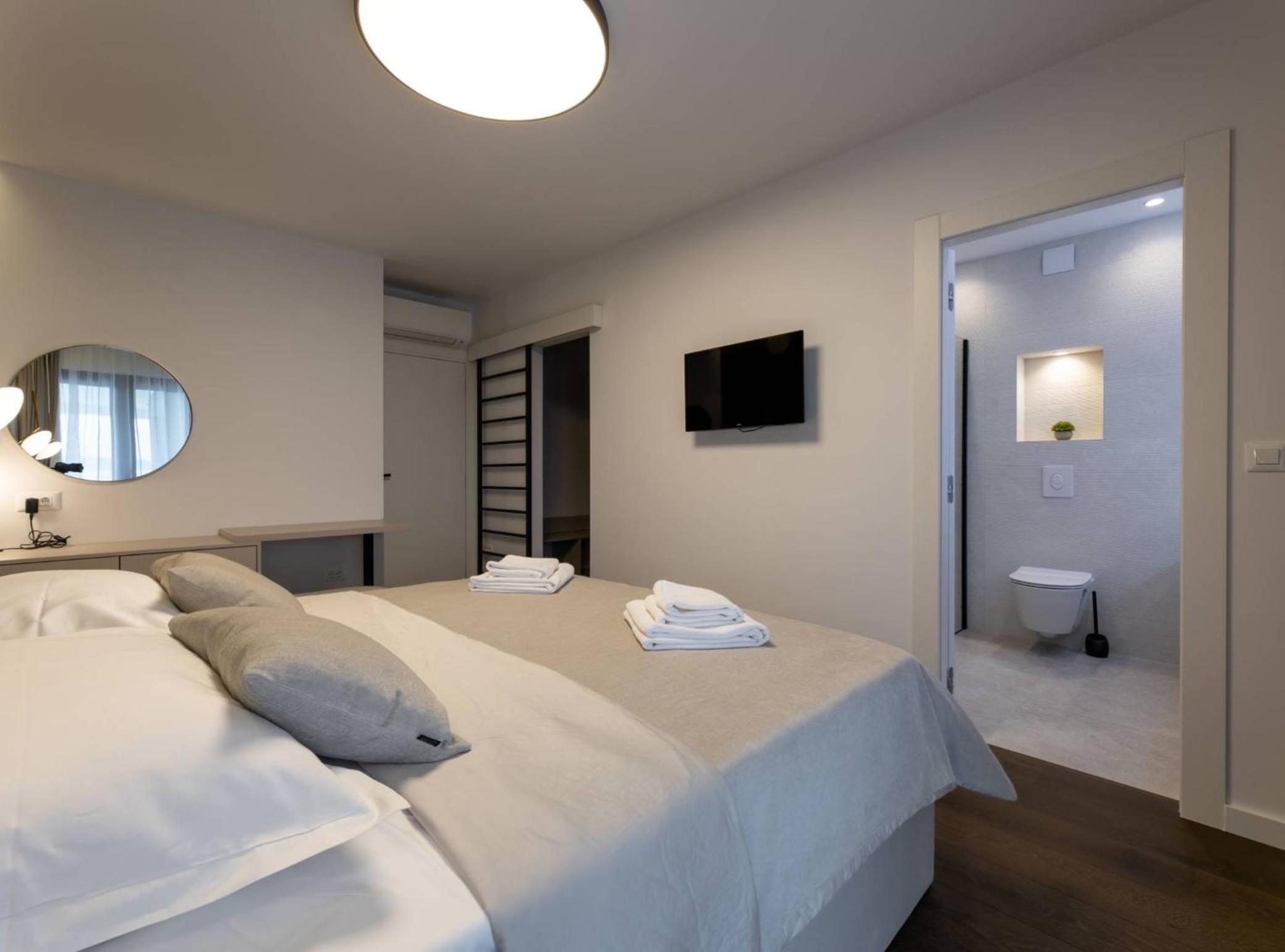 Moonlit Mirage Villa with Pool, Gym and Sauna