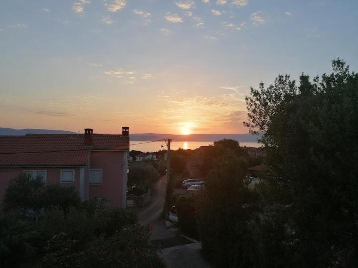 Moderan smještaj s velikom terasom i parkingom view 3
