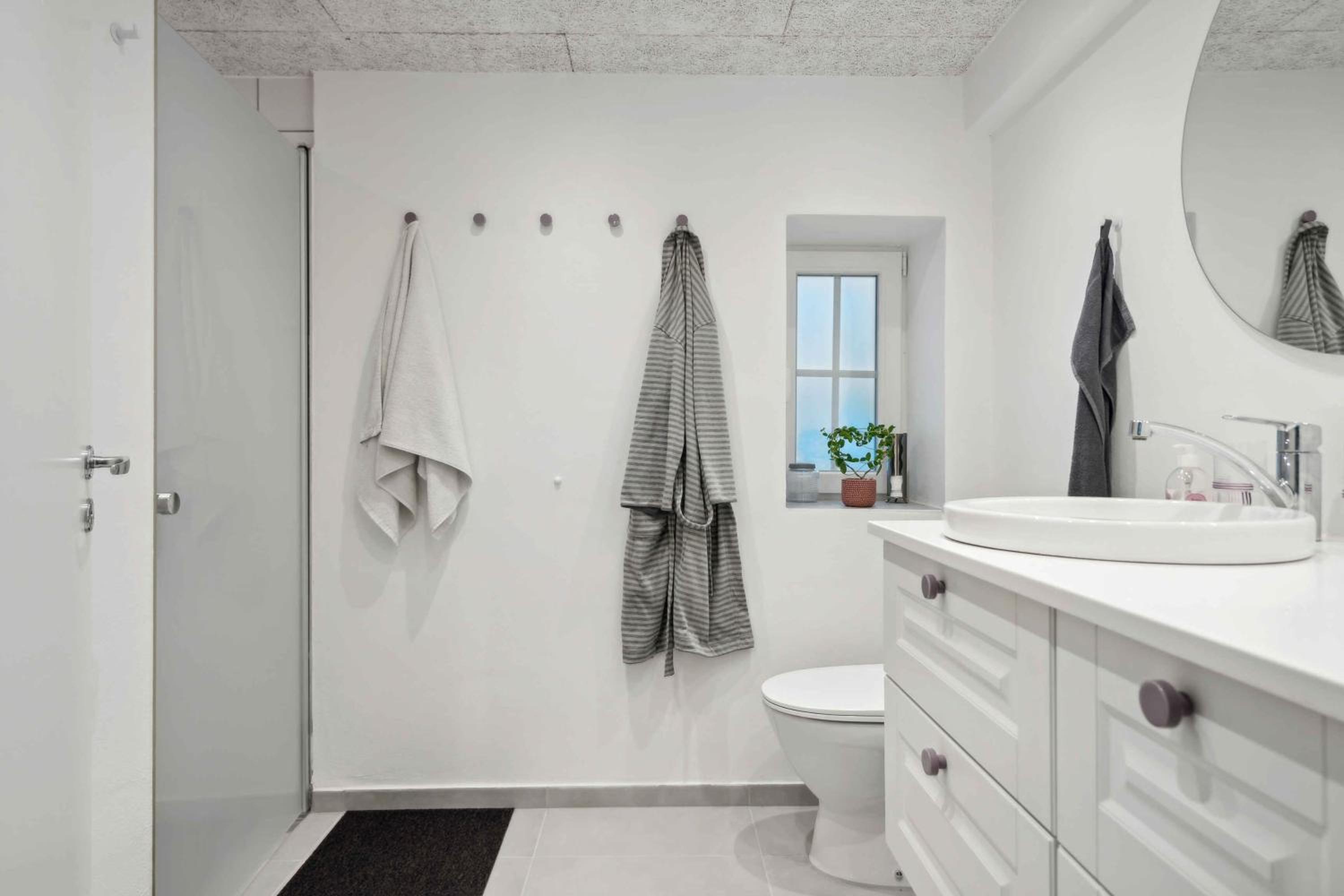 Stay Comfortably In Scenic Surroundings
