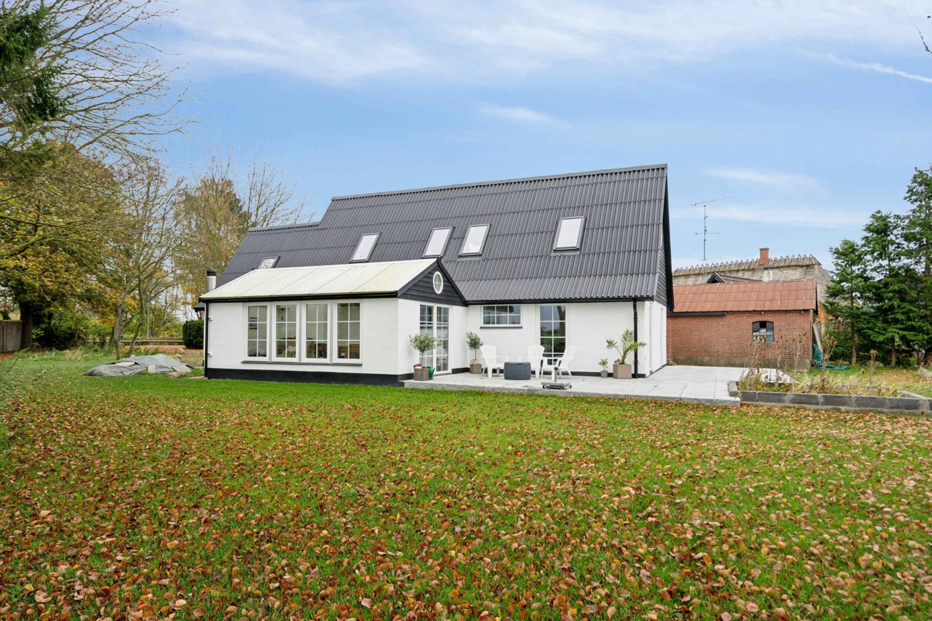 Stay Comfortably In Scenic Surroundings