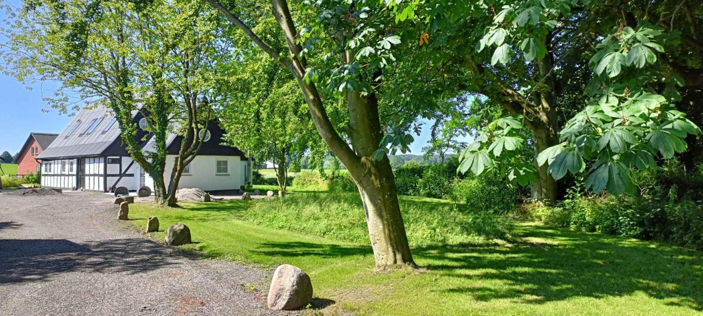Stay Comfortably In Scenic Surroundings