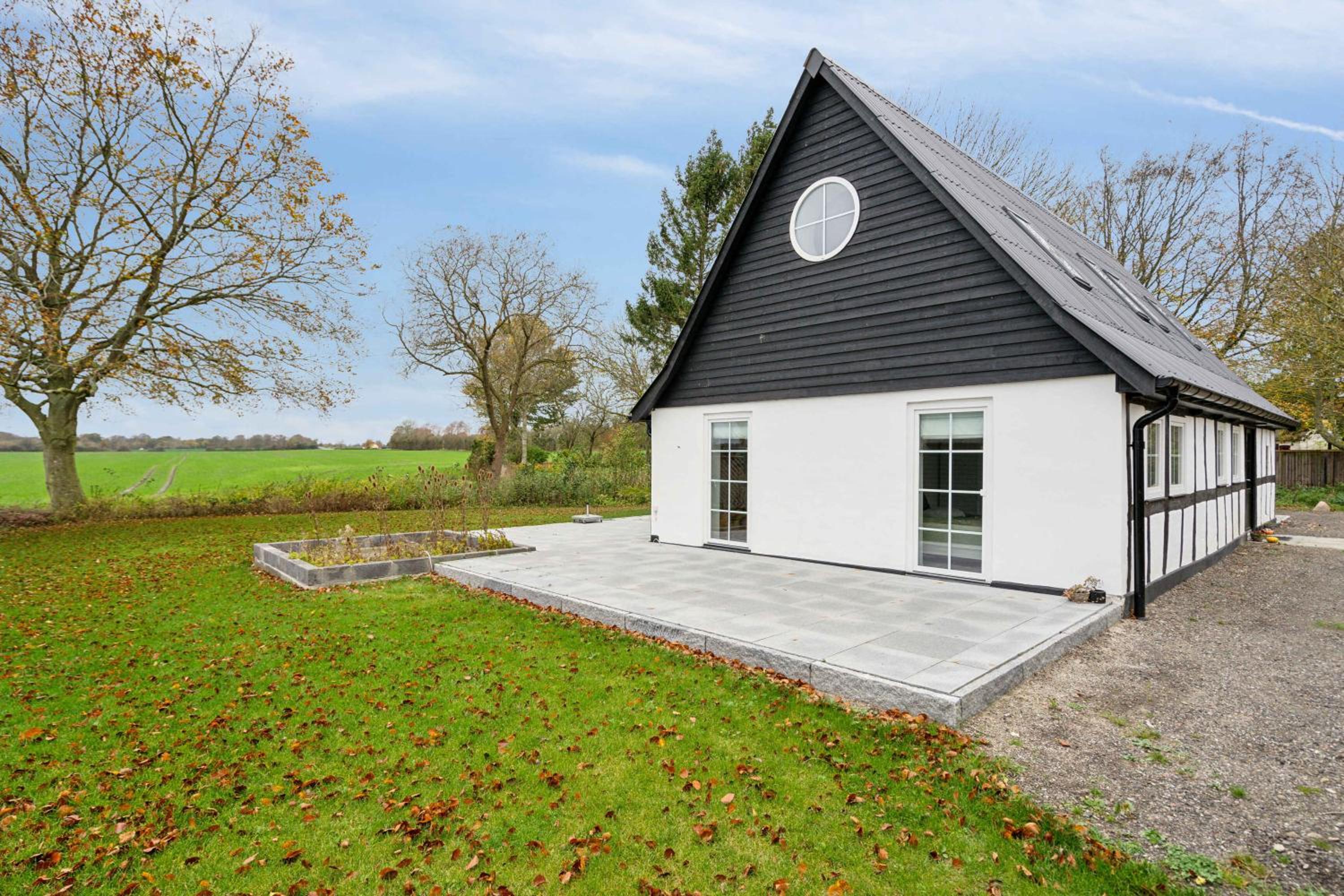 Stay Comfortably In Scenic Surroundings