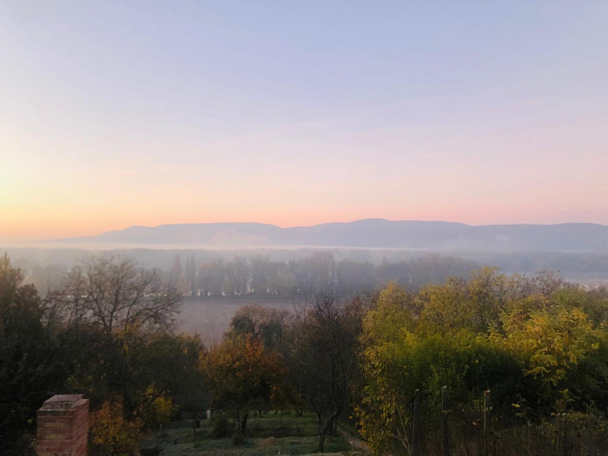 Házikó a Domboldalon