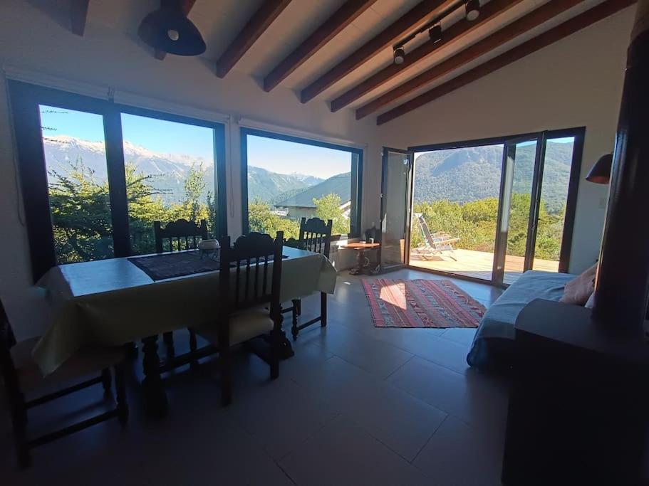 Casa entre cerros